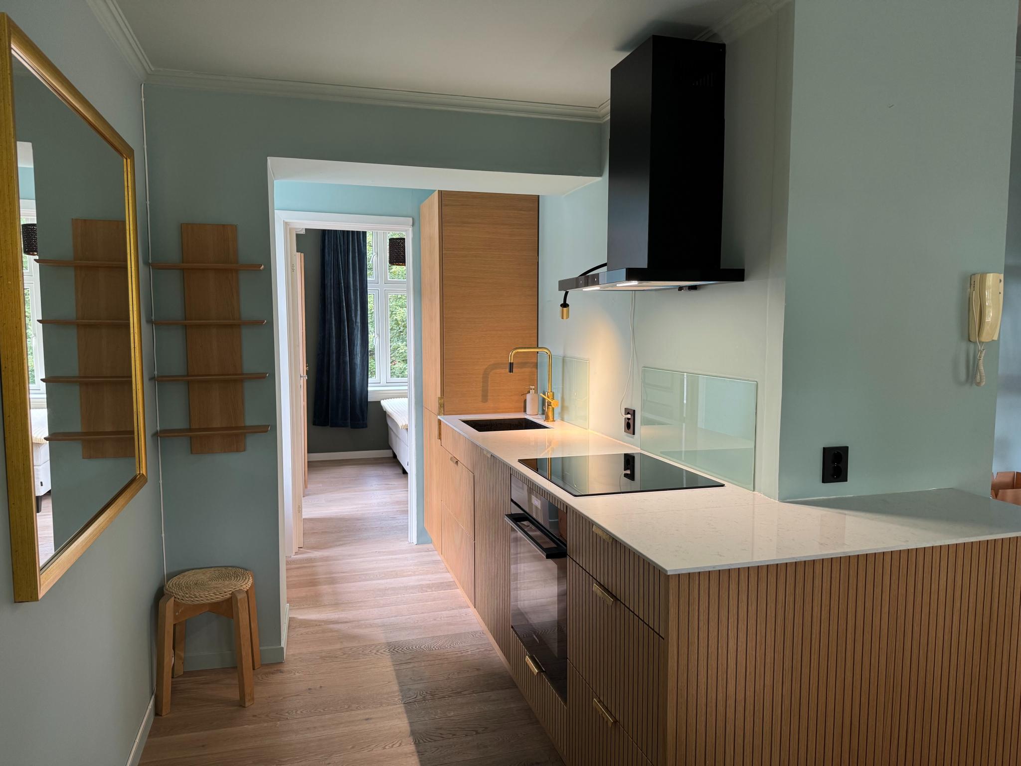 Nytt lekkert kjøkken med integrerte hvitevarer og kjøl/frys