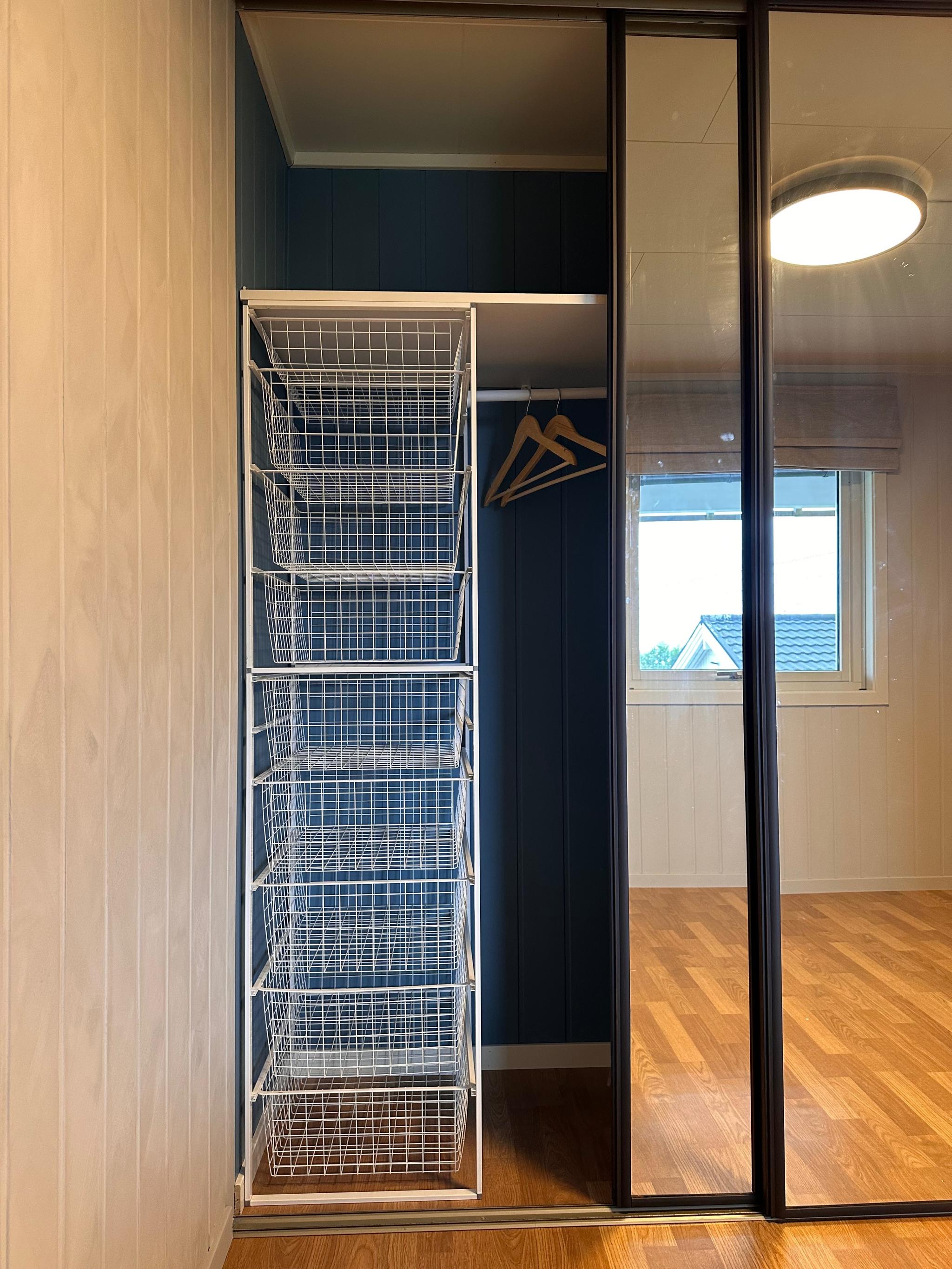 Soverom, garderobeskap