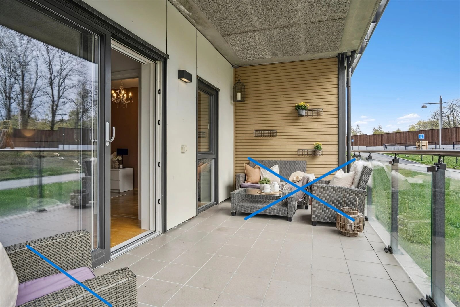 Terrasse. Bildet har "visningsmøbler" som IKKE er der i dag.