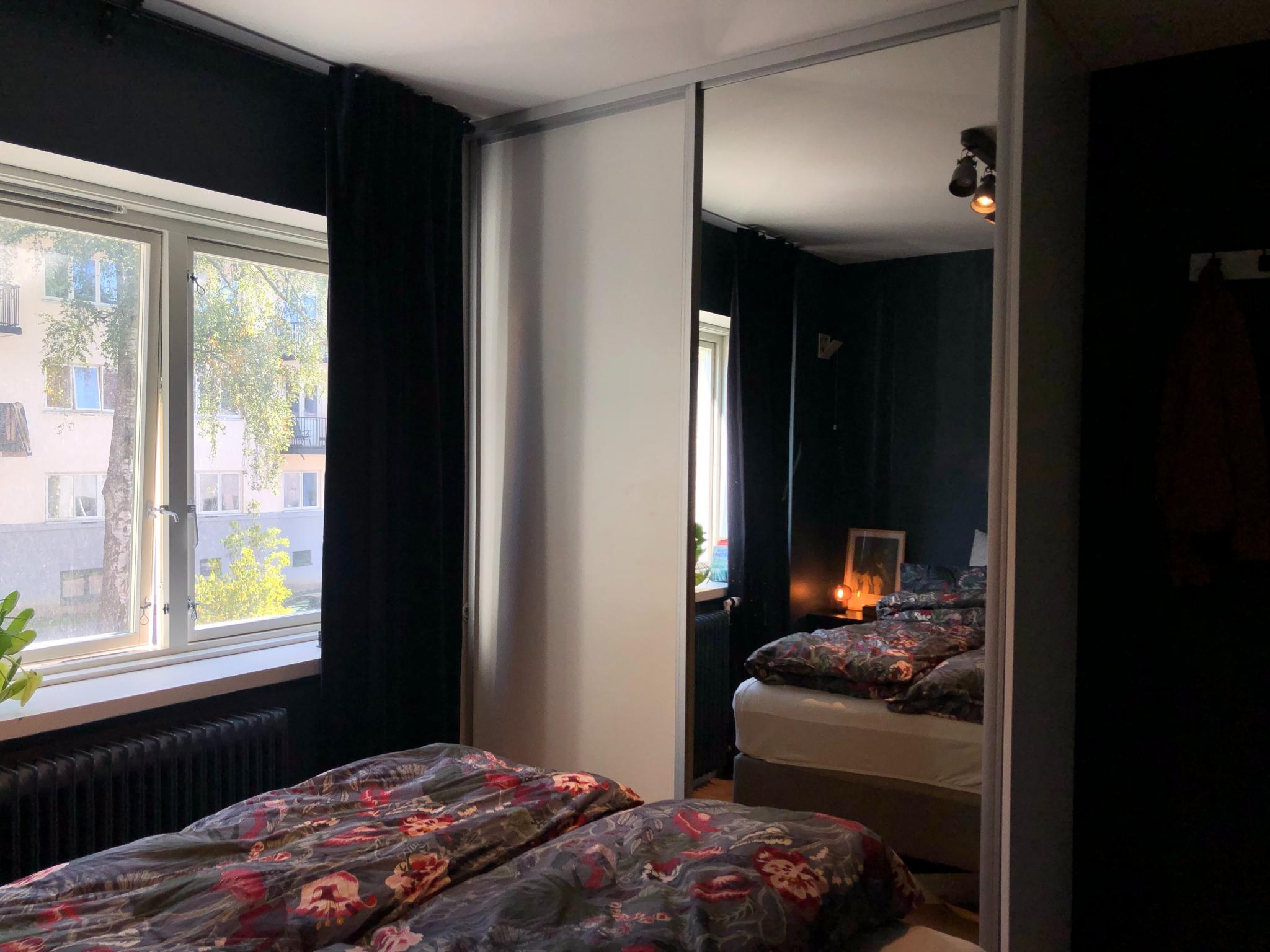 Hovedsoverom - Stort skap med hyller, skuffer og mulighet til å henge klær følger med