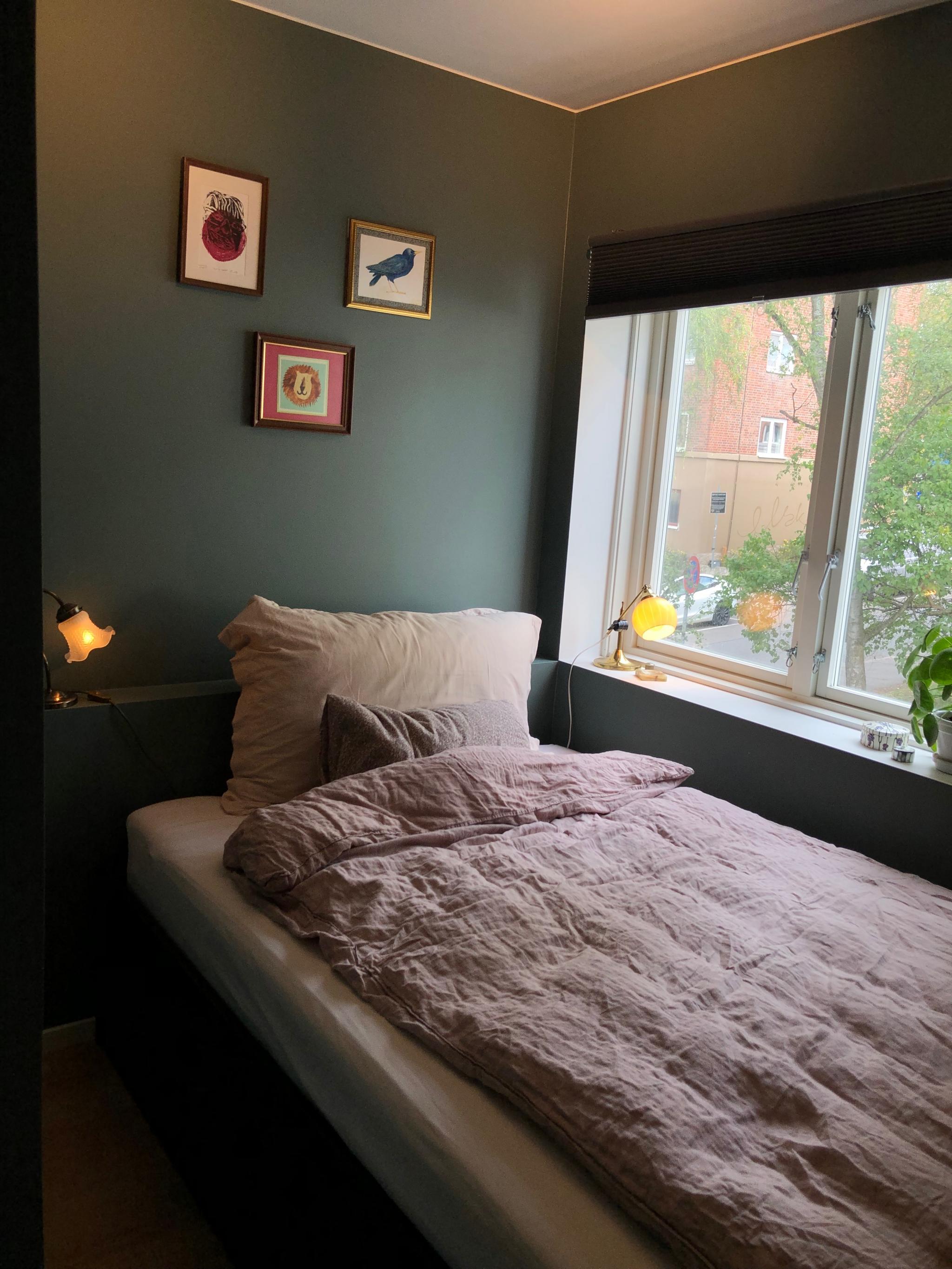 Soverom 2 - 140 x 200cm seng med fire romslige oppbevaringskuffer kan medfølge