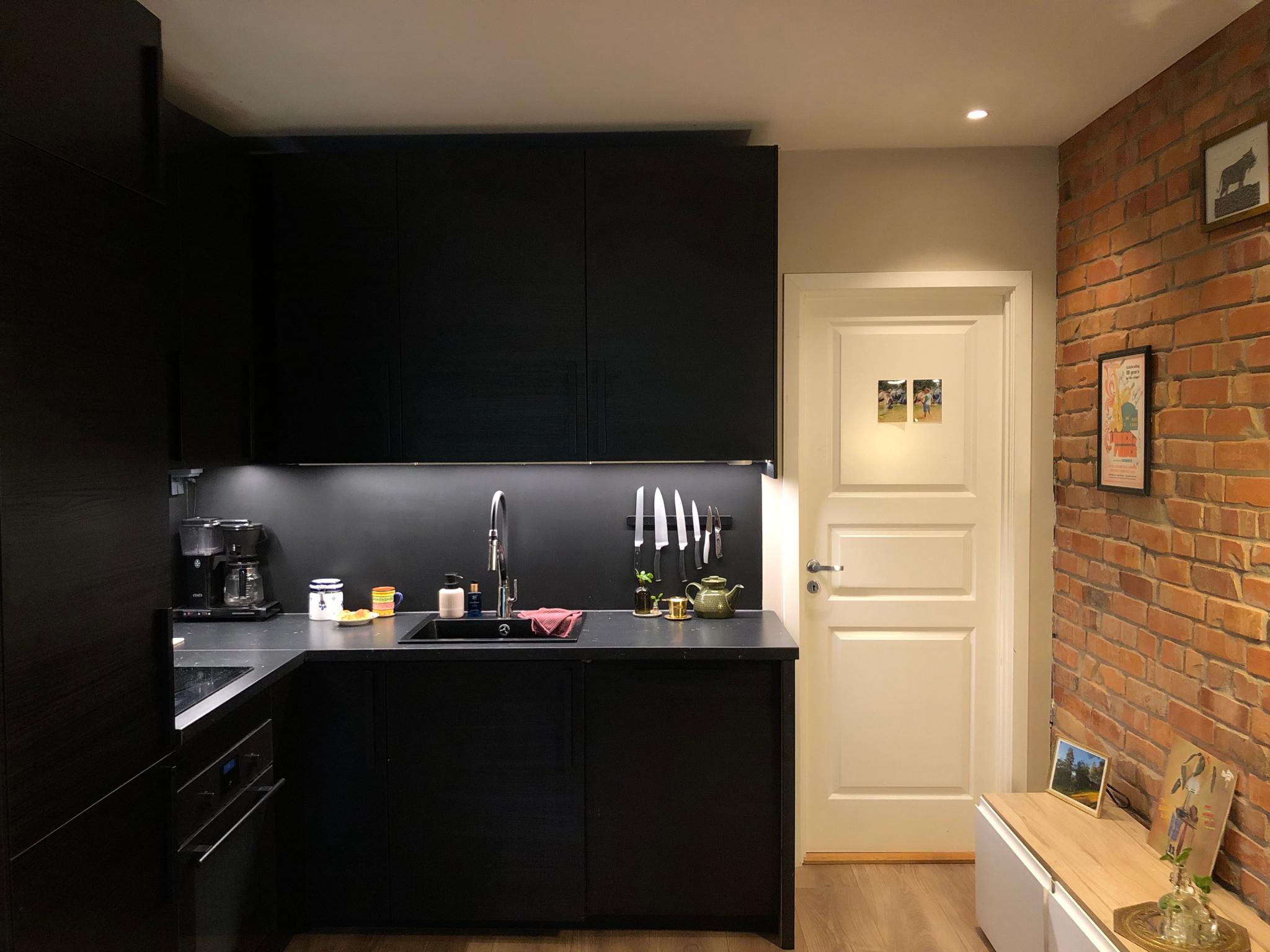 Kjøkken - Fullt utstyrt med kjøleskap, fryser, platetopp, ovn og oppvaskmaskin