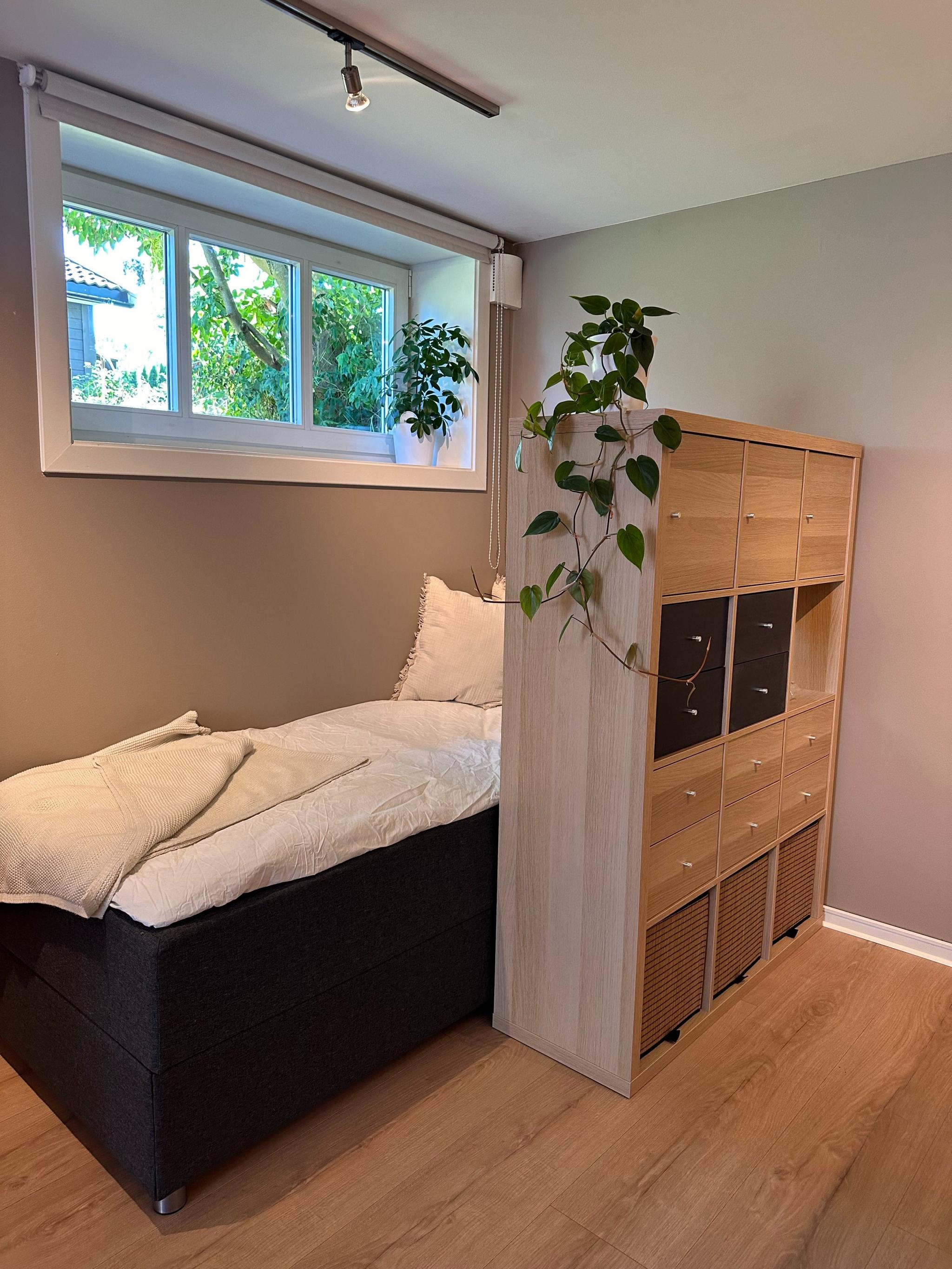 Nærhet til det meste: Kun et par minutter til t-bane, SATS, matbutikker mv, og kun 10 minutters gåtur til Lambertseter senter, kino, bibliotek mv. Kort vei til grøntarealer.