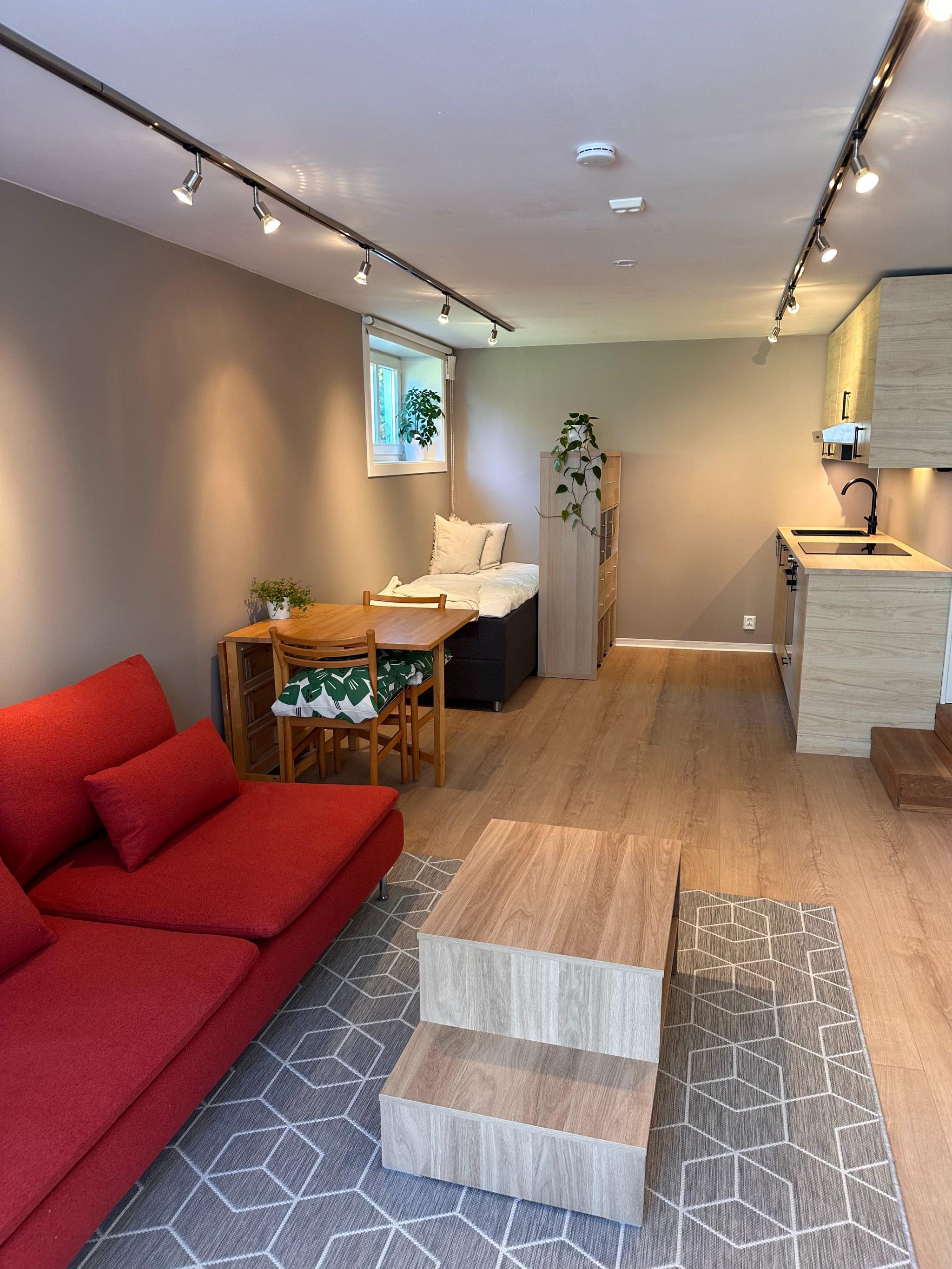 Helt ny sofa, nytt sofabord, ny hylle/skuffeseksjon mv.