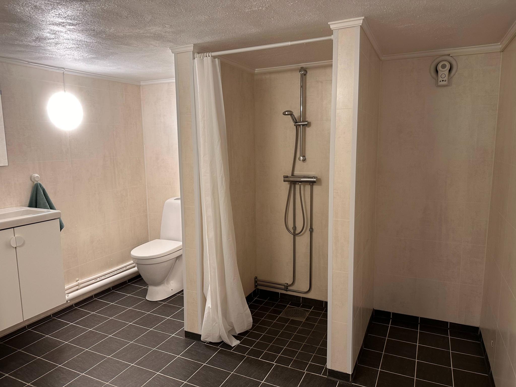 Stort bad med god plass til f.eks. tørking av klær.