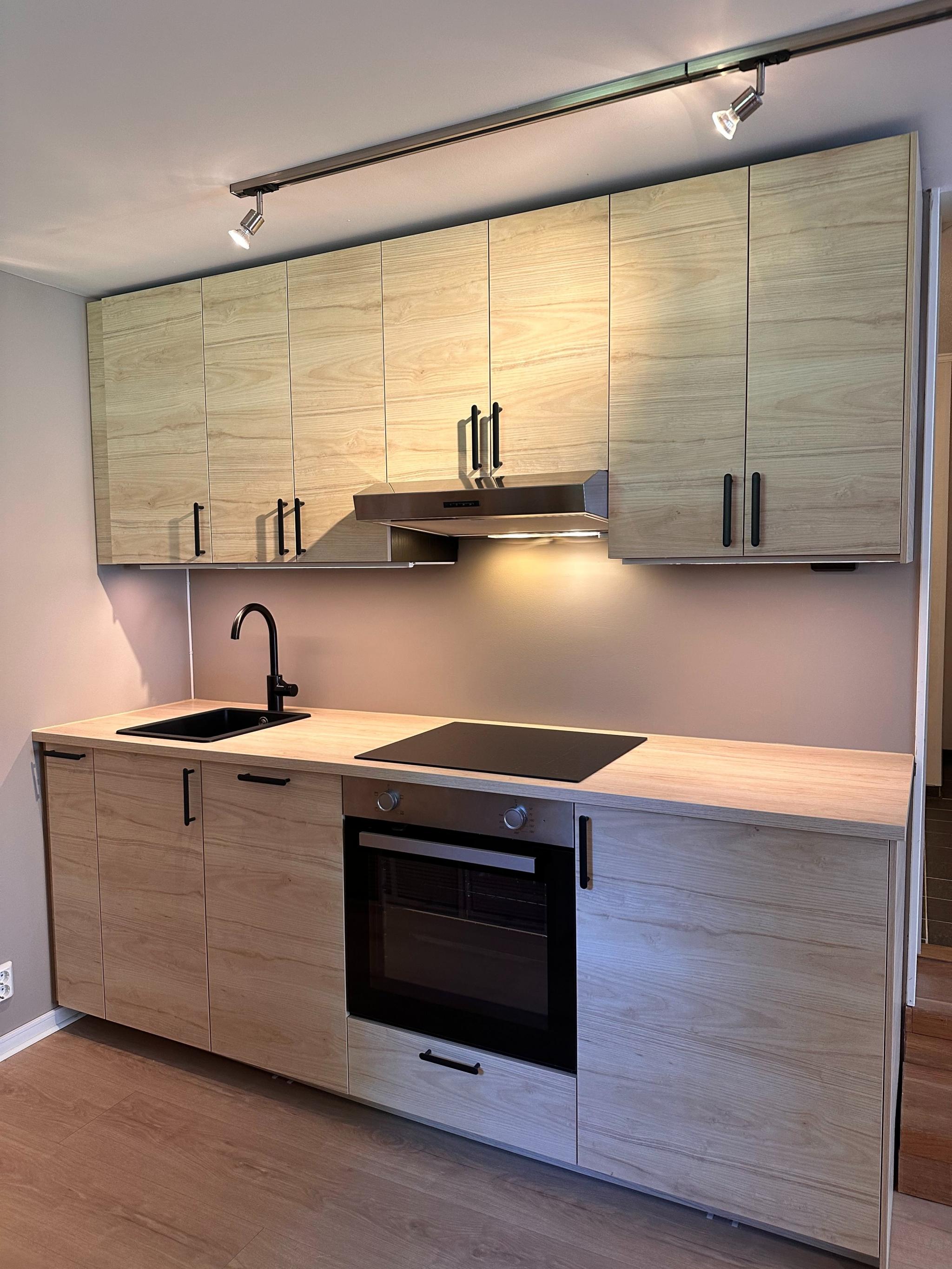 Integrert oppvaskmaskin, kjøleskap/frys og komfyr. Alt ubrukt.