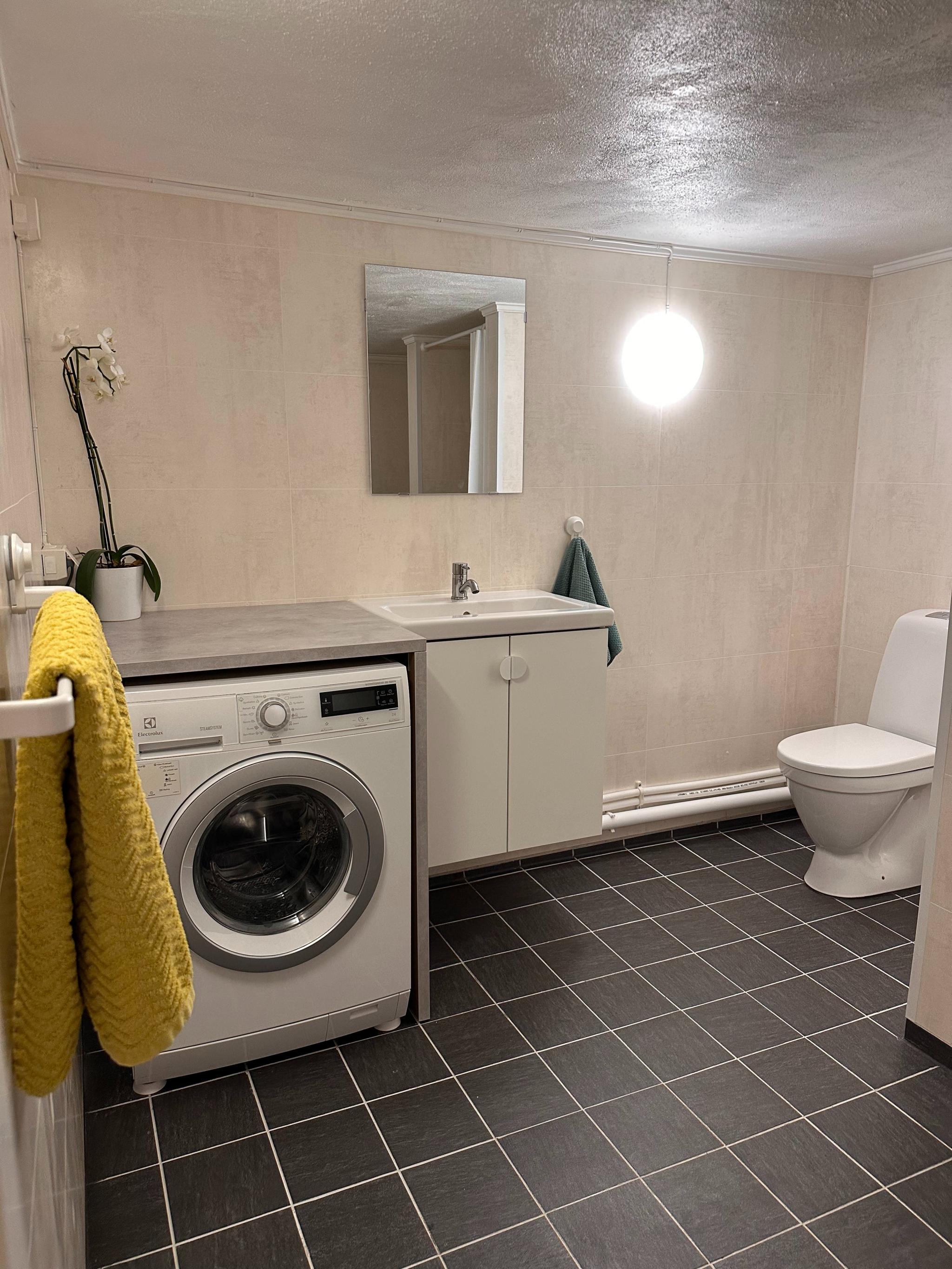 Vaskemaskin inkludert. Helt ny WC, vask, baderomsbenk, oppheng, mv.