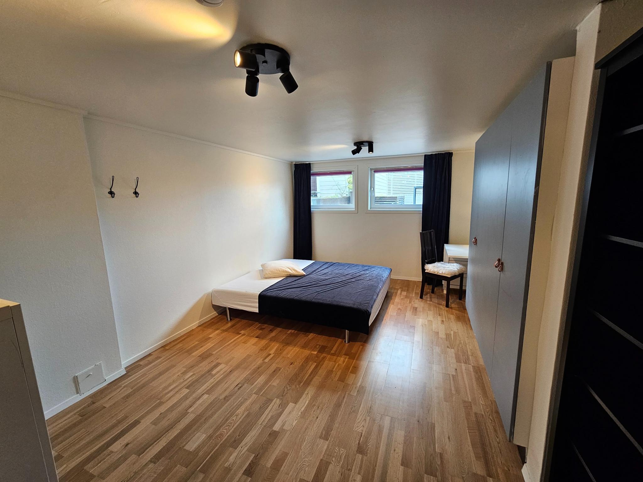 Soverom - Romslig soverom med god skapplass og fleksible innredningsmuligheter.