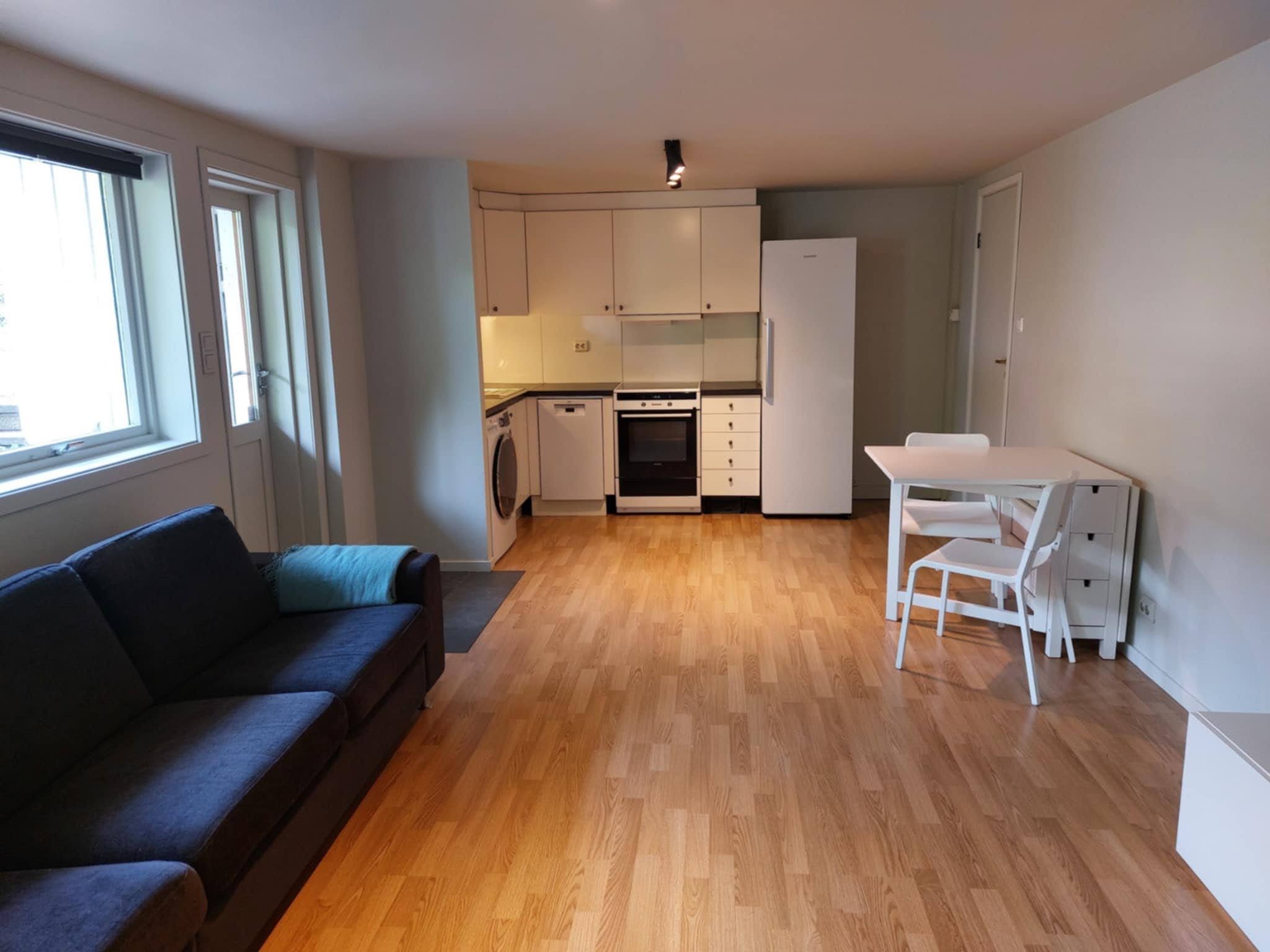 Åpen stue- og kjøkkenløsning med god plass til både spisebord og sofakrok.