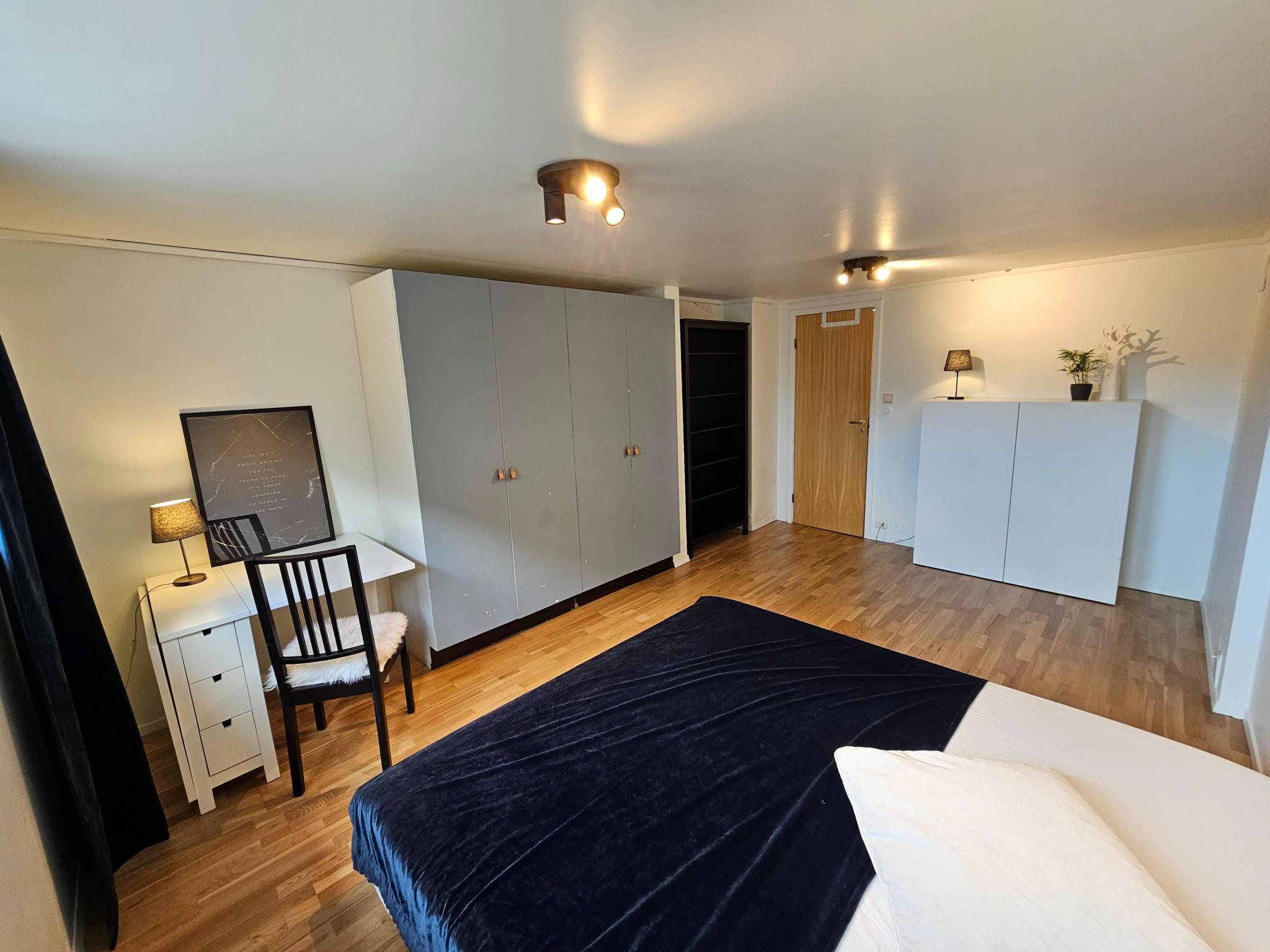 Soverom - Romslig soverom med god skapplass og fleksible innredningsmuligheter.