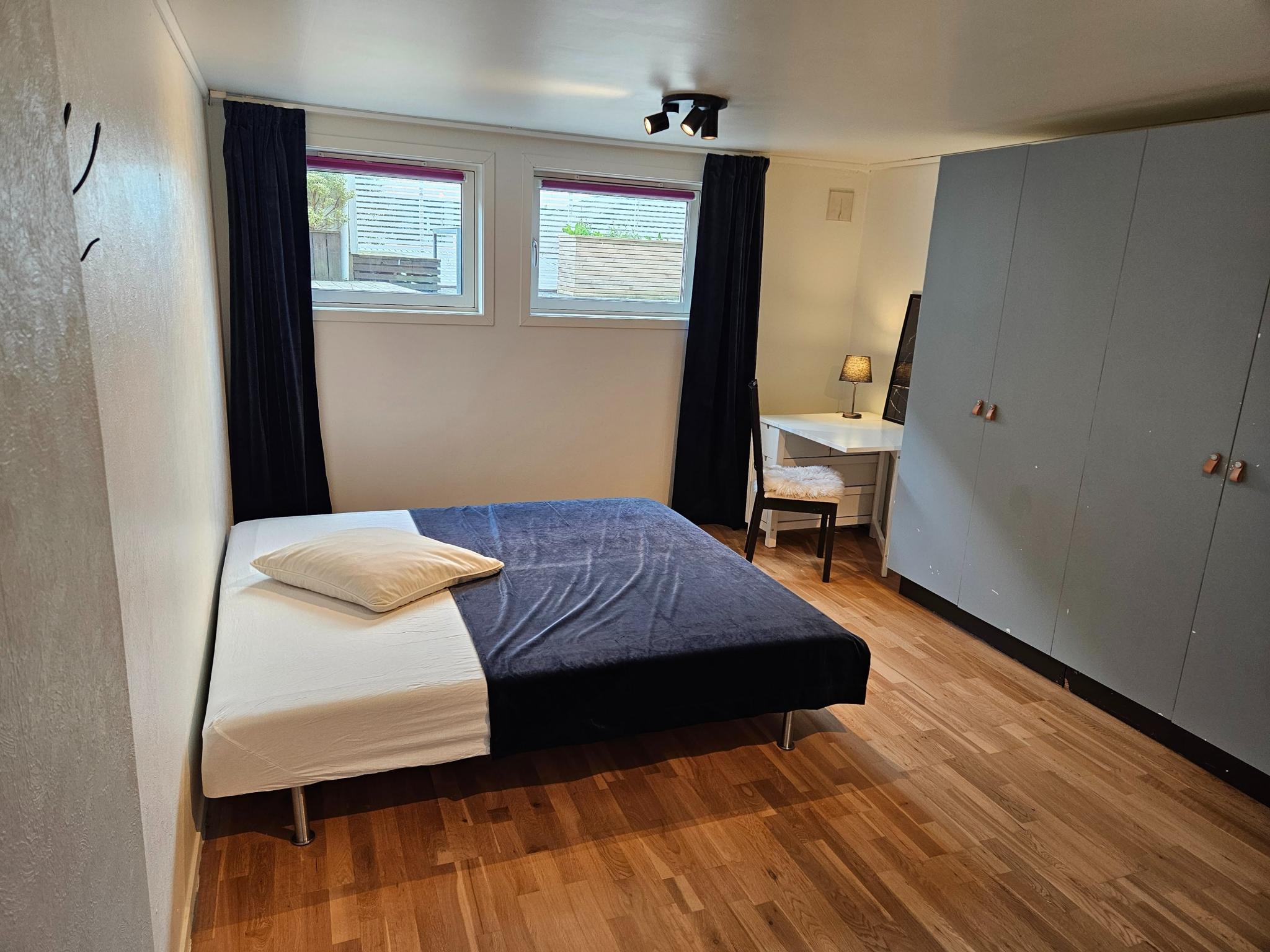 Soverom - Romslig soverom med god skapplass og fleksible innredningsmuligheter.