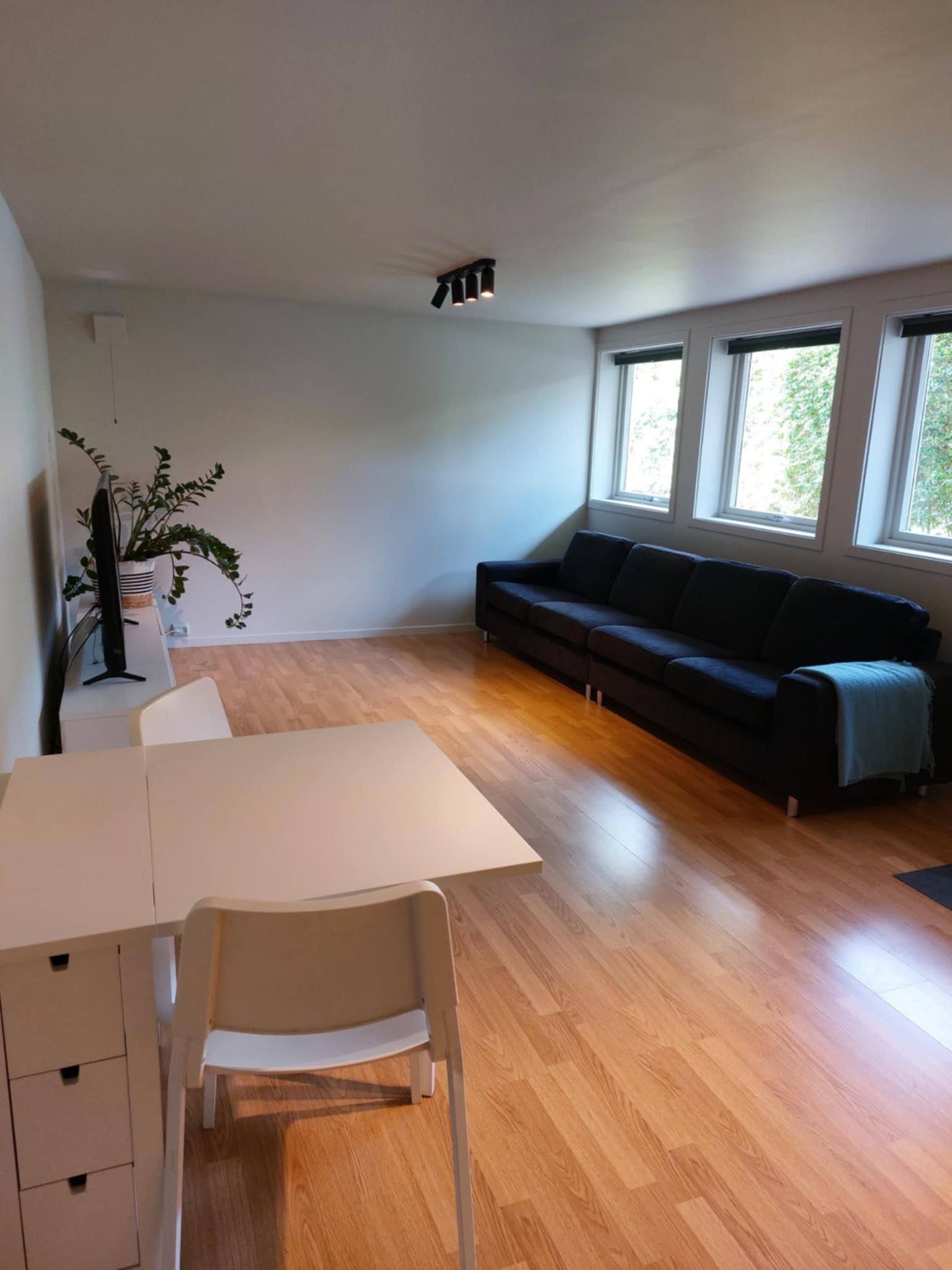 Åpen stue- og kjøkkenløsning med god plass til både spisebord og sofakrok.