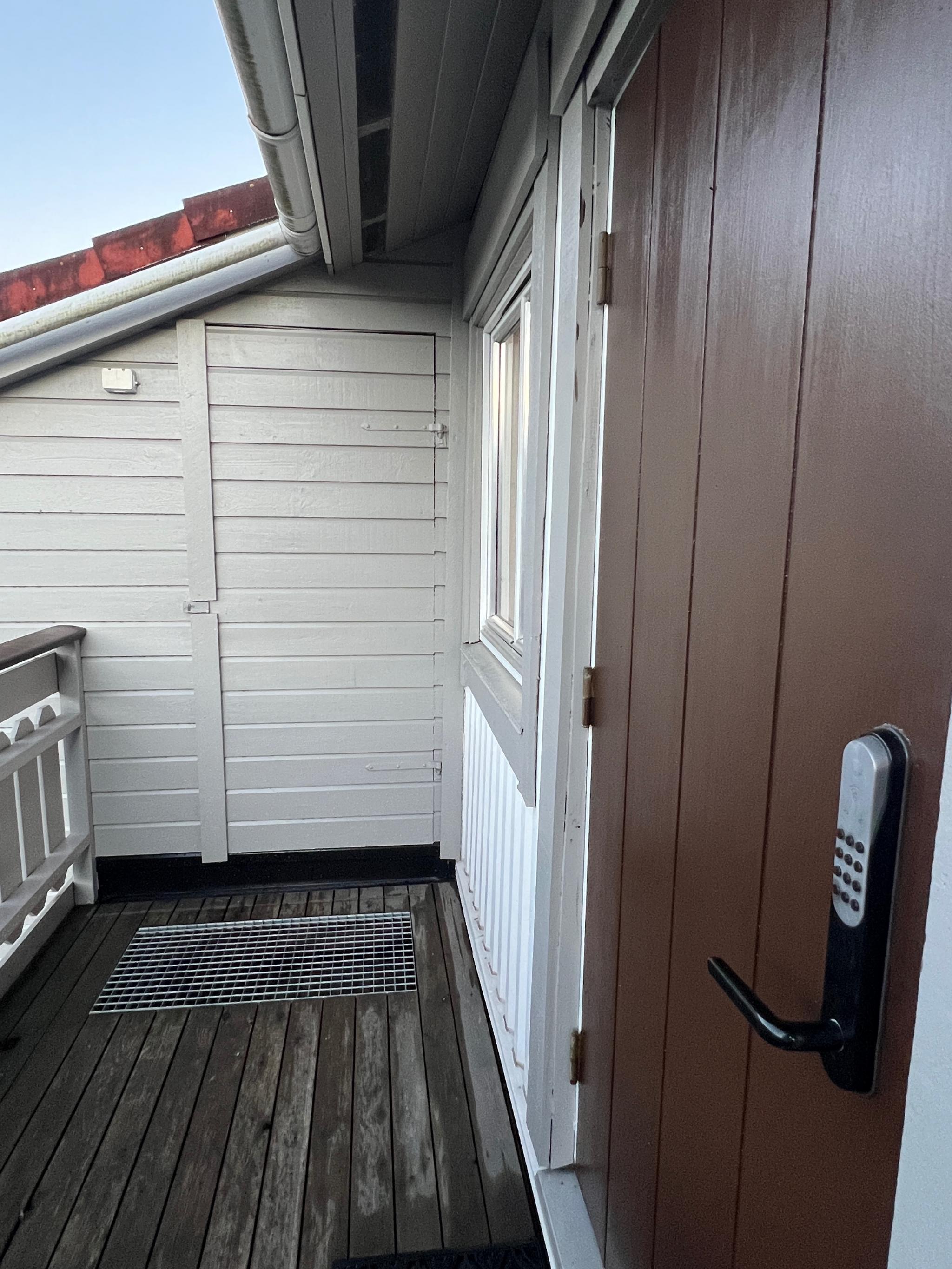 Kodelås og inngang til bod