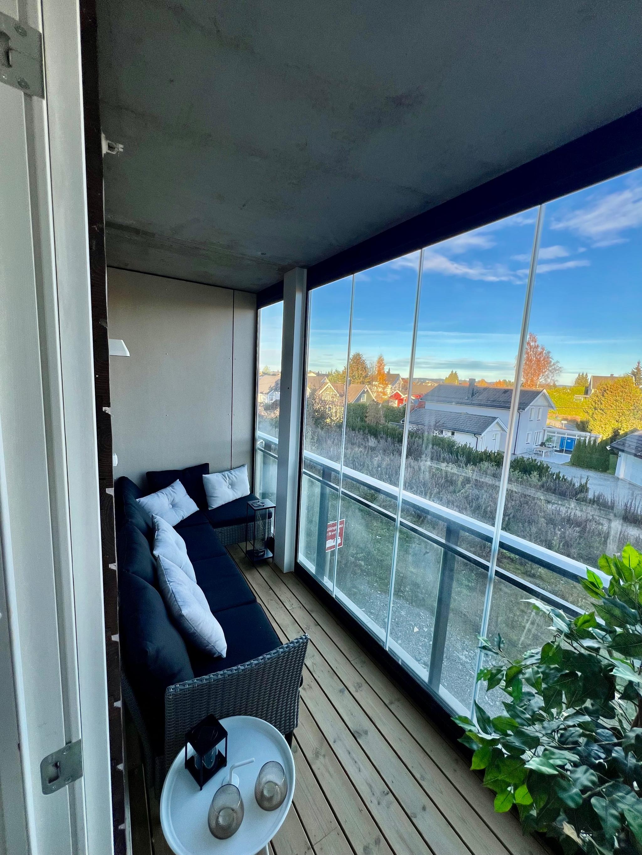 Innglasset balkong med plass til utemøbler 
