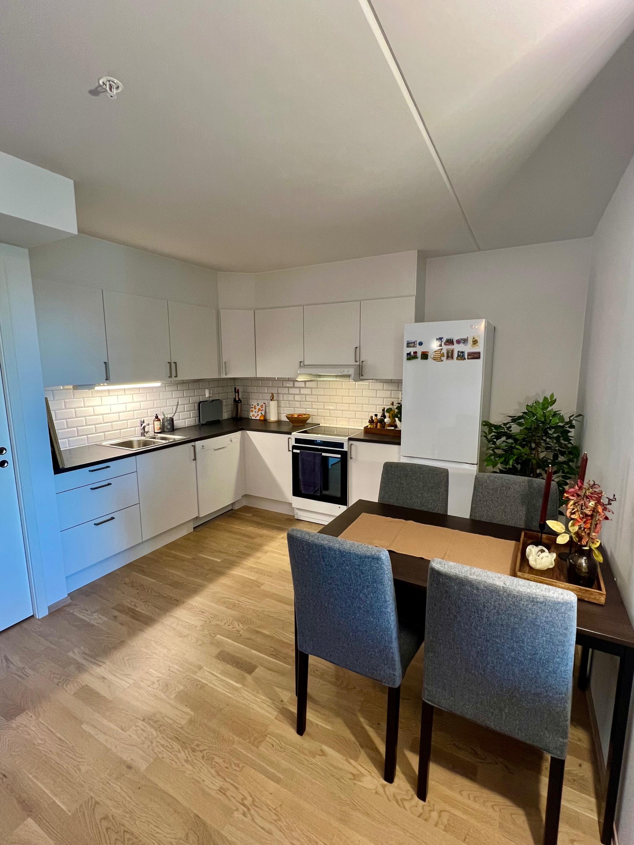 Lyst kjøkken med mye benkeplass