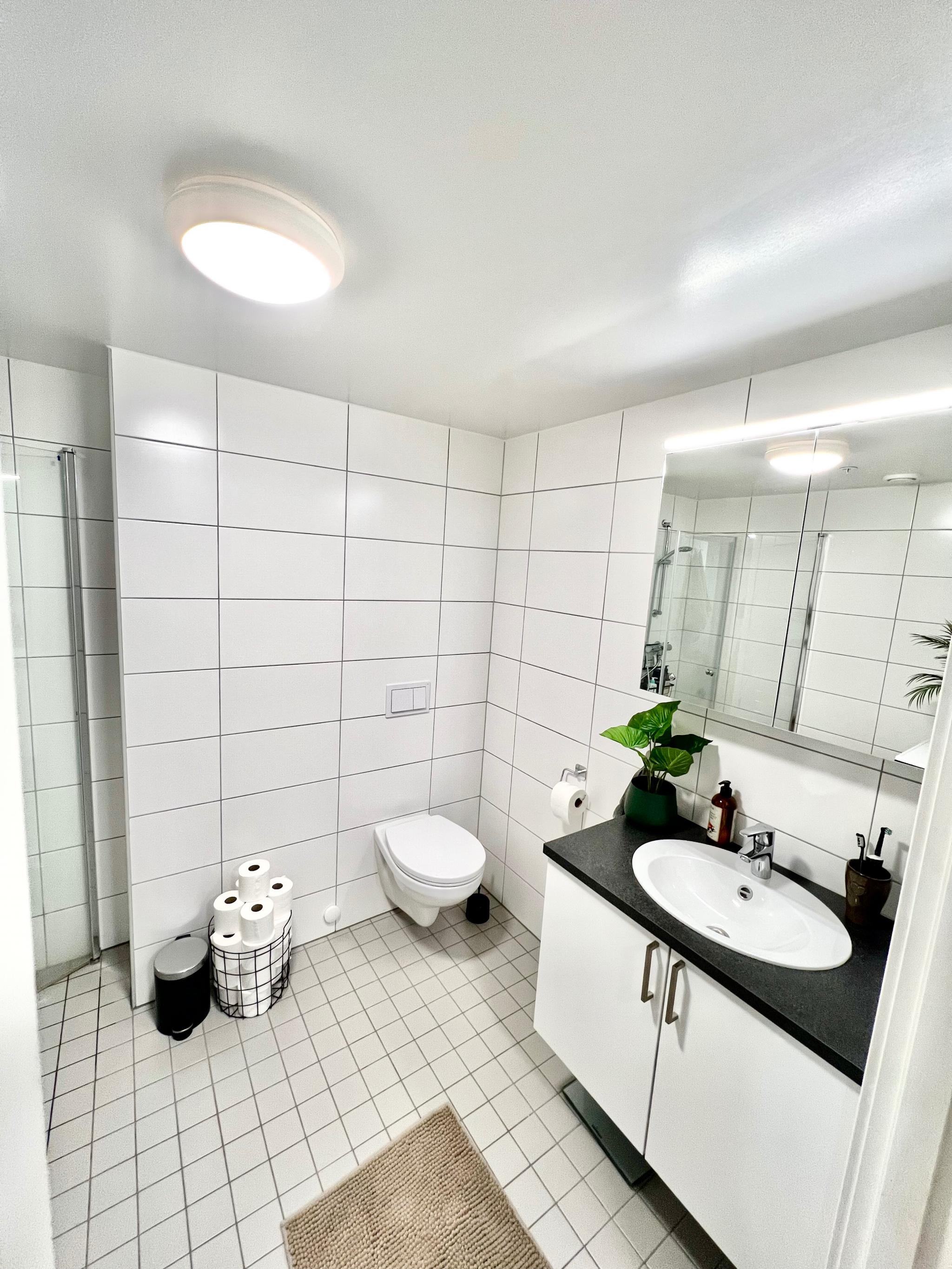 Fritthengende baderomsinnredning 