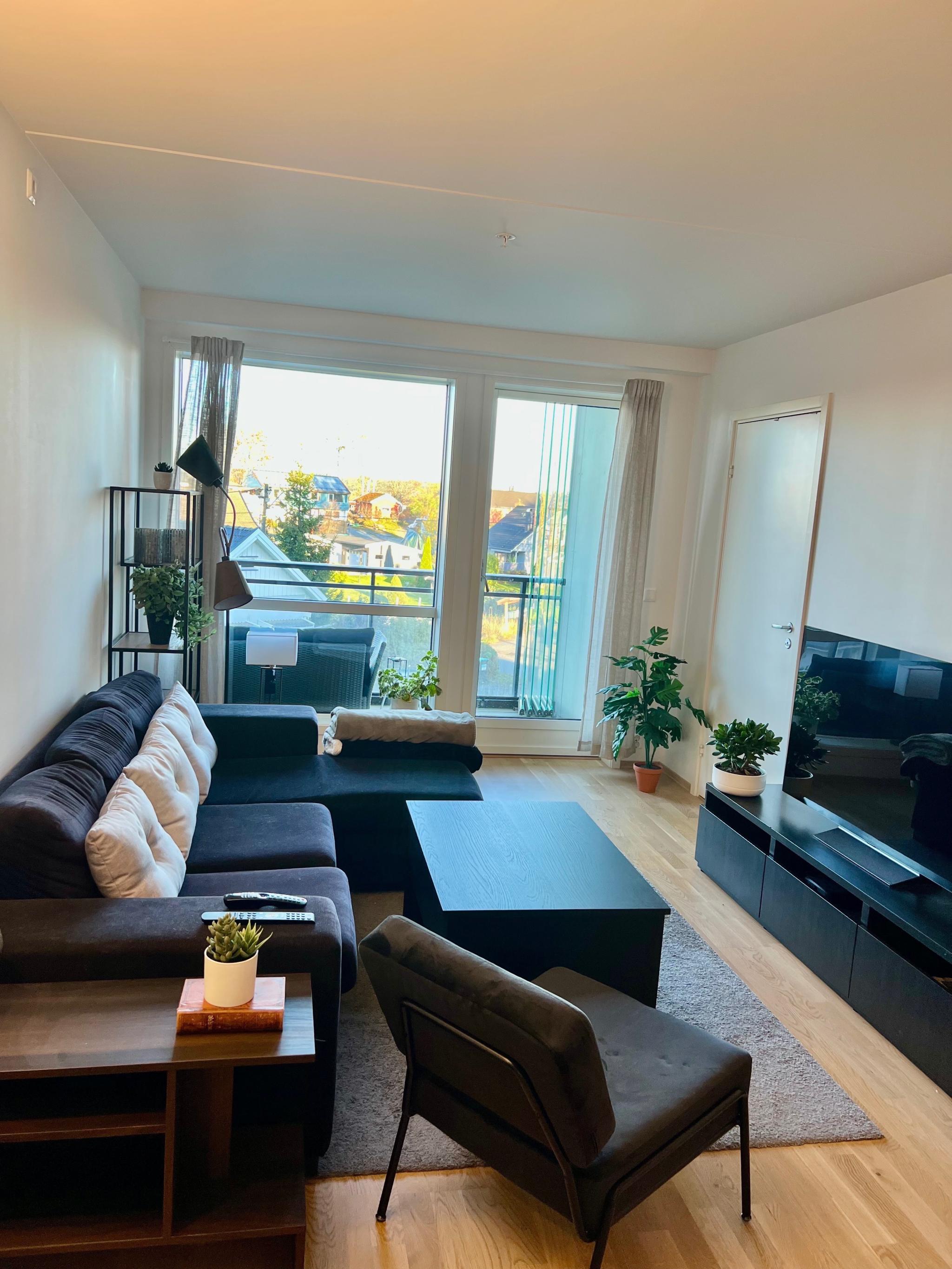 Stue med utgang til innglasset balkong 