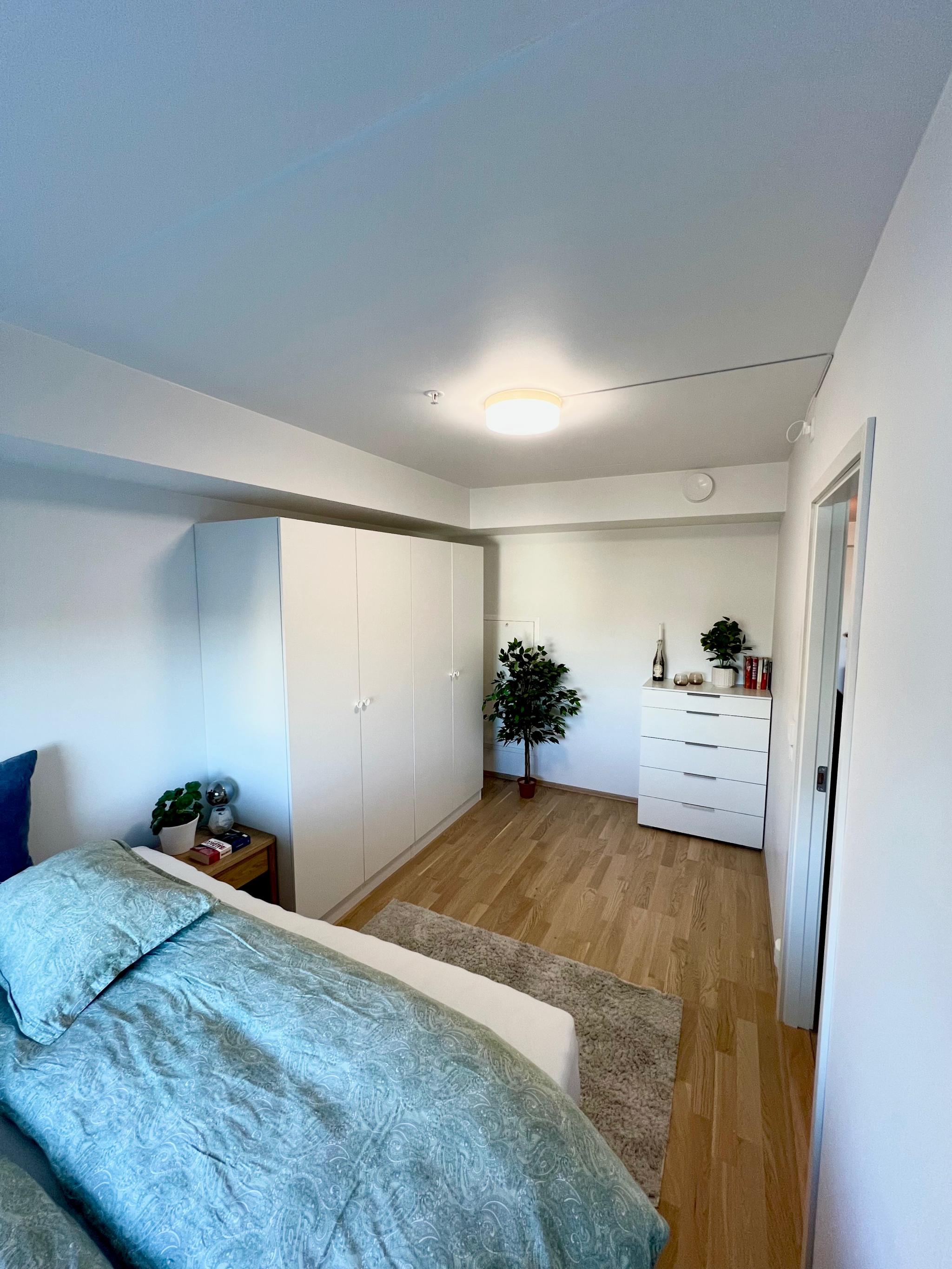 Lyst og romslig soverom 