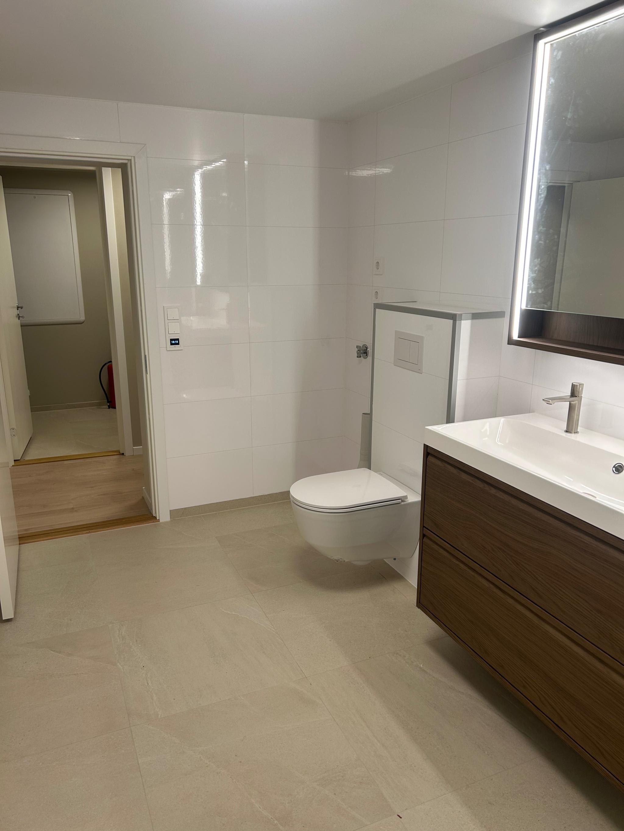 Bad. Vaskemaskin er satt inn etter bildet ble tatt.