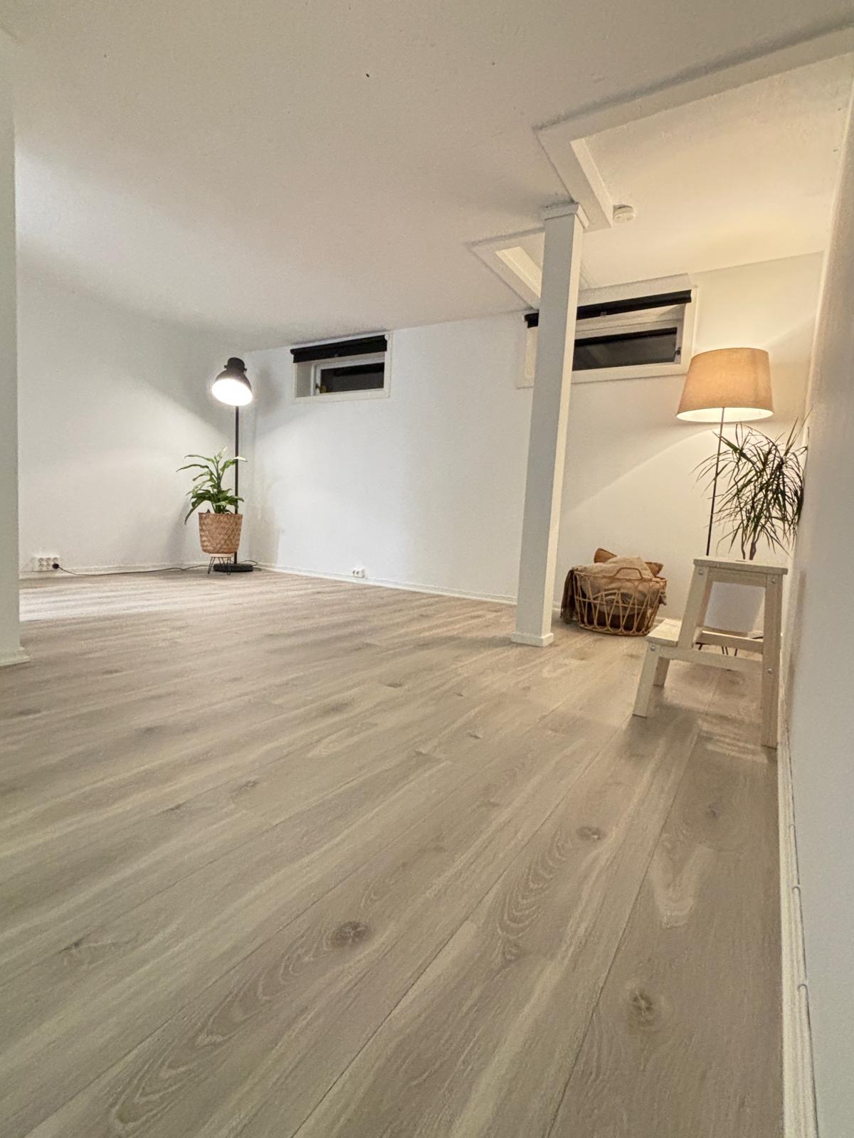 Stuen har nytt slitesterkt laminat gulv og er nymalt