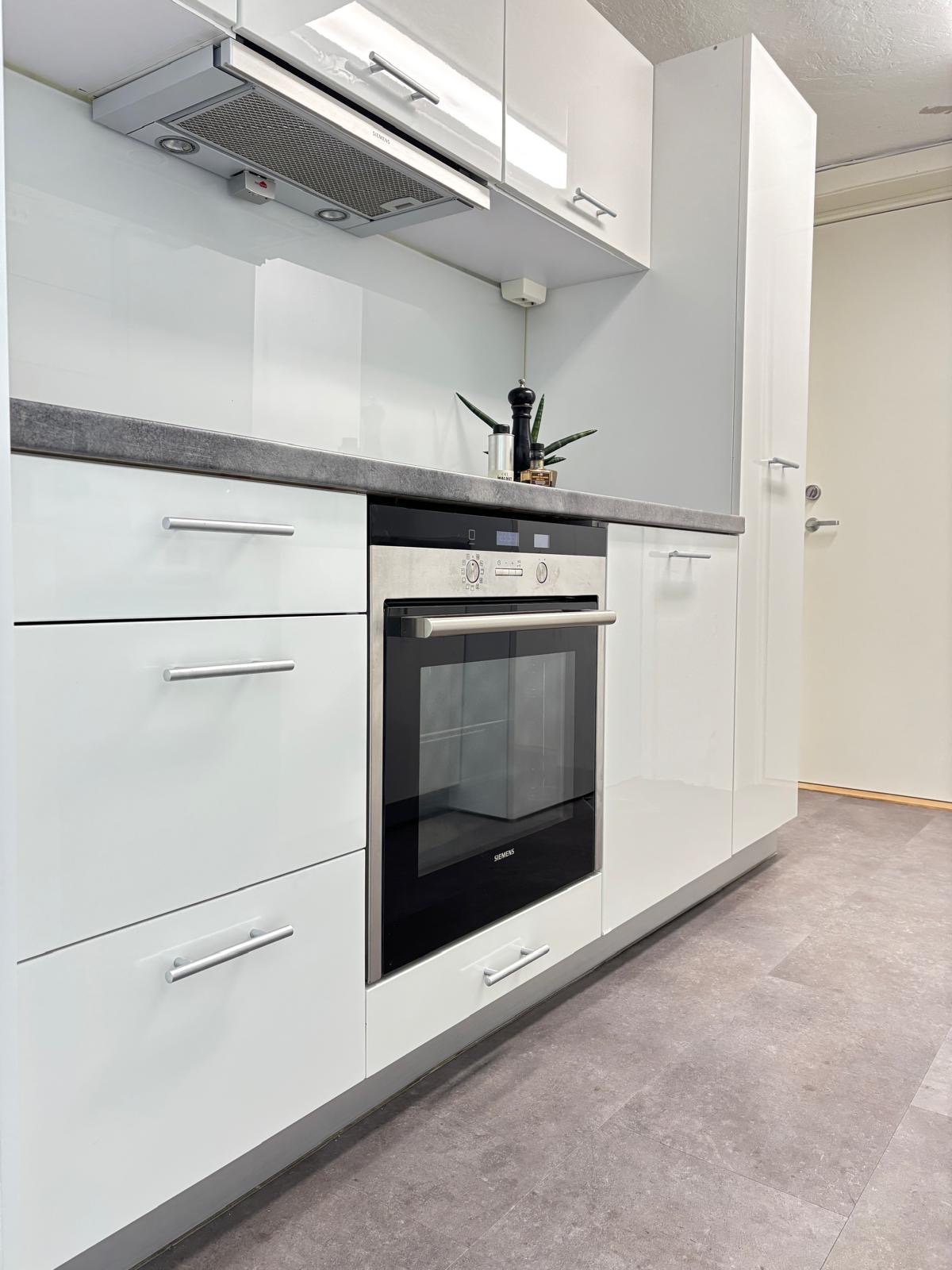 Kjøkkenet har nytt slitesterkt Vinyl gulv og er nymalt