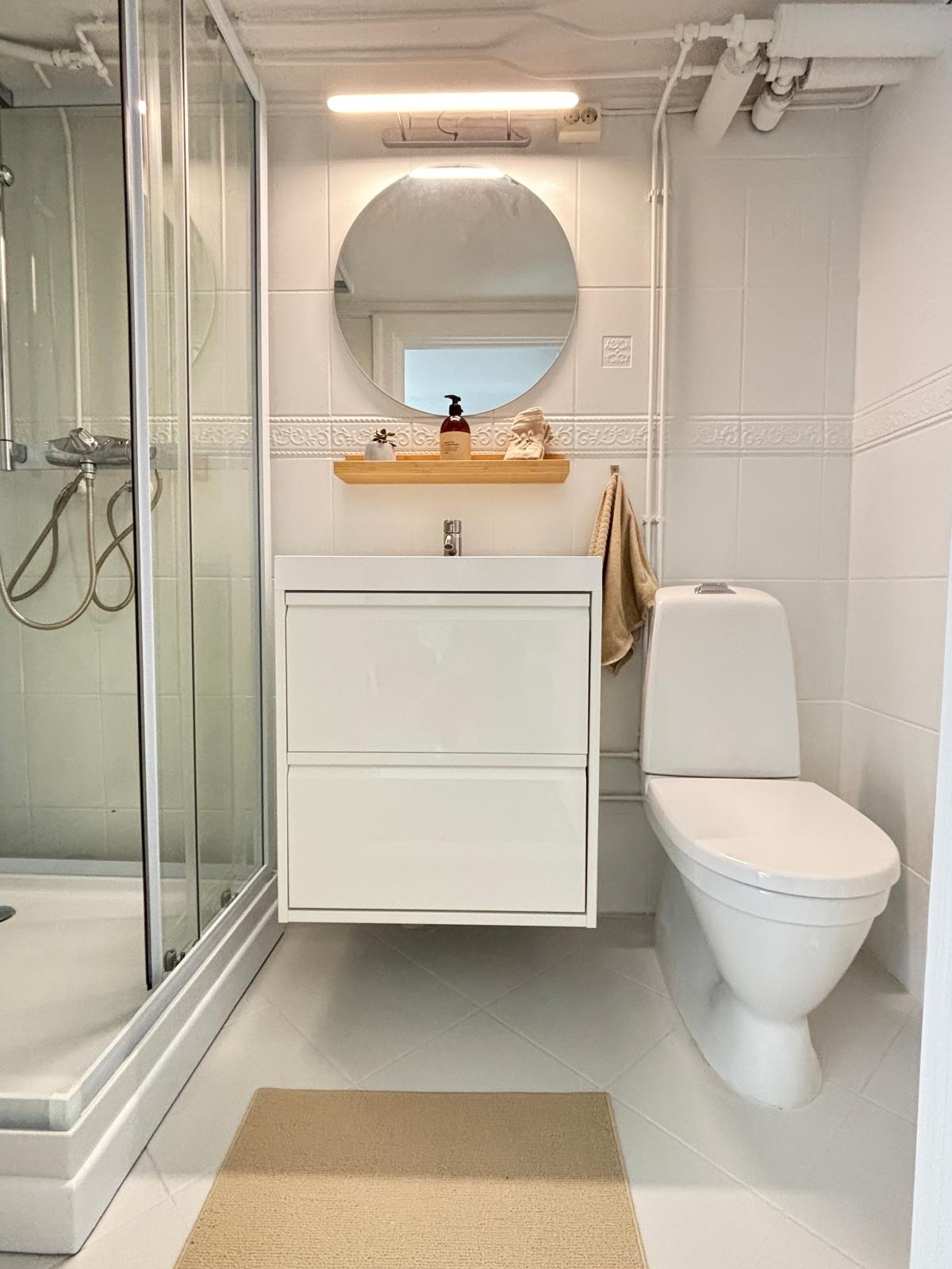 Baderom med helt nytt og ubrukt dusj kabinett og servant