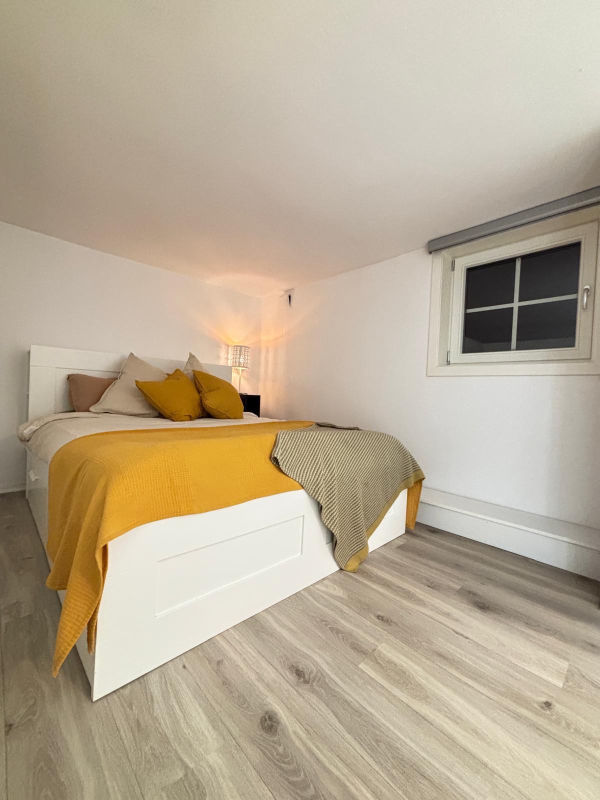 Soverommet har nytt slitesterkt laminat gulv og er nymalt