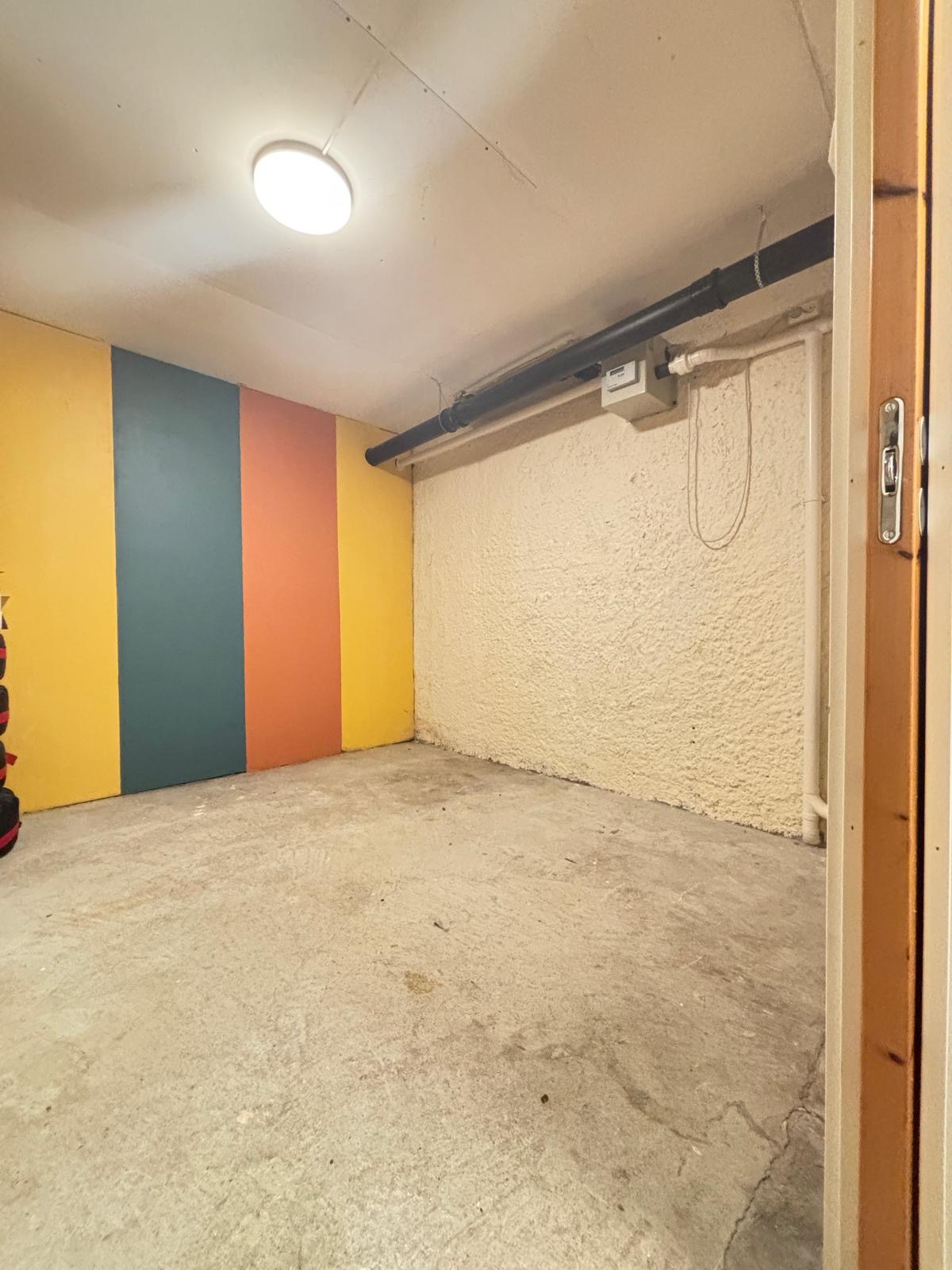 Cirka 8 kvadratmeter bod til venstre fra gangen til hybelen. Leietaker vil disponere merparten av boden