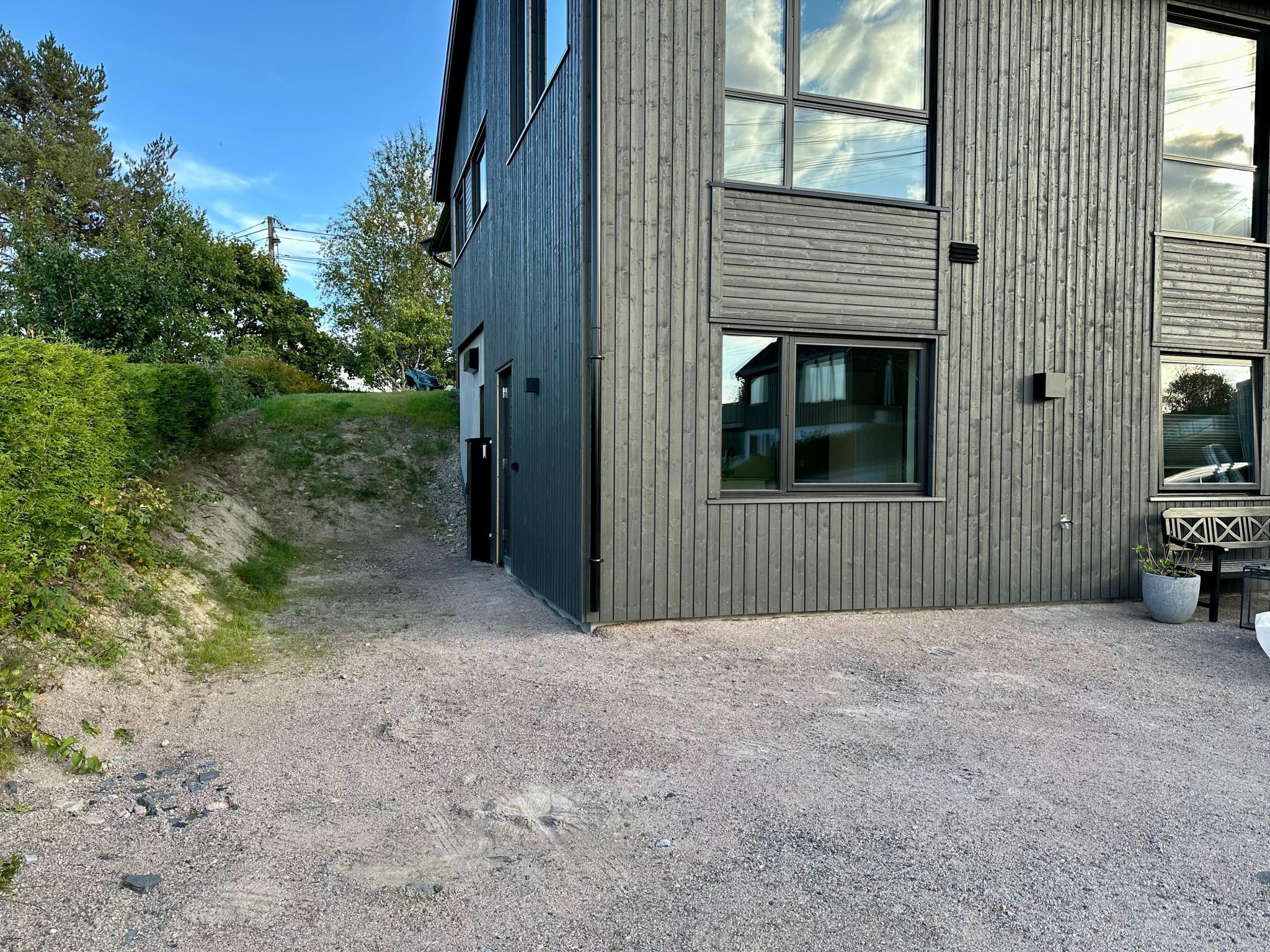 Hybel med inngangsdør på siden av huset