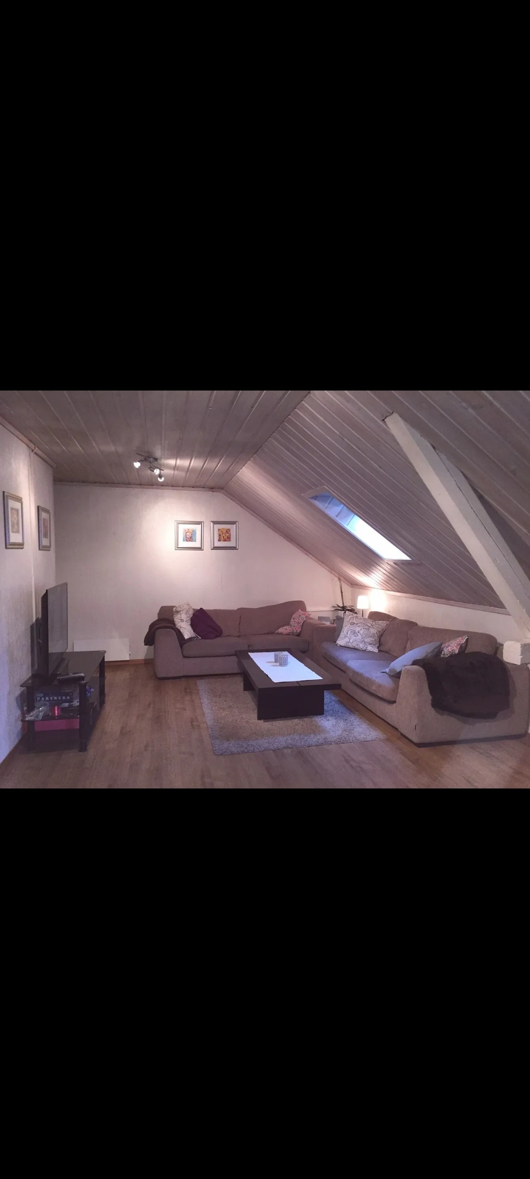 Stue innredet av tidligere leietakere 