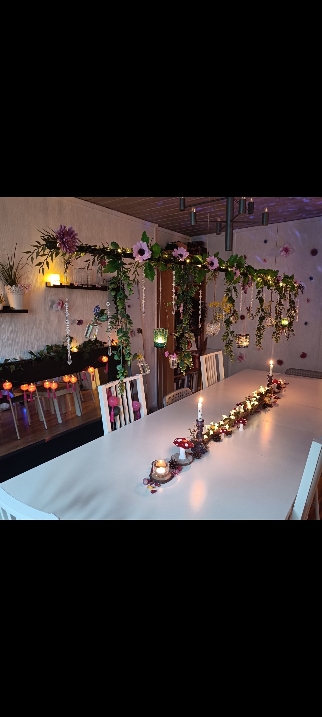 Spisestue pyntet for temafest 🍄