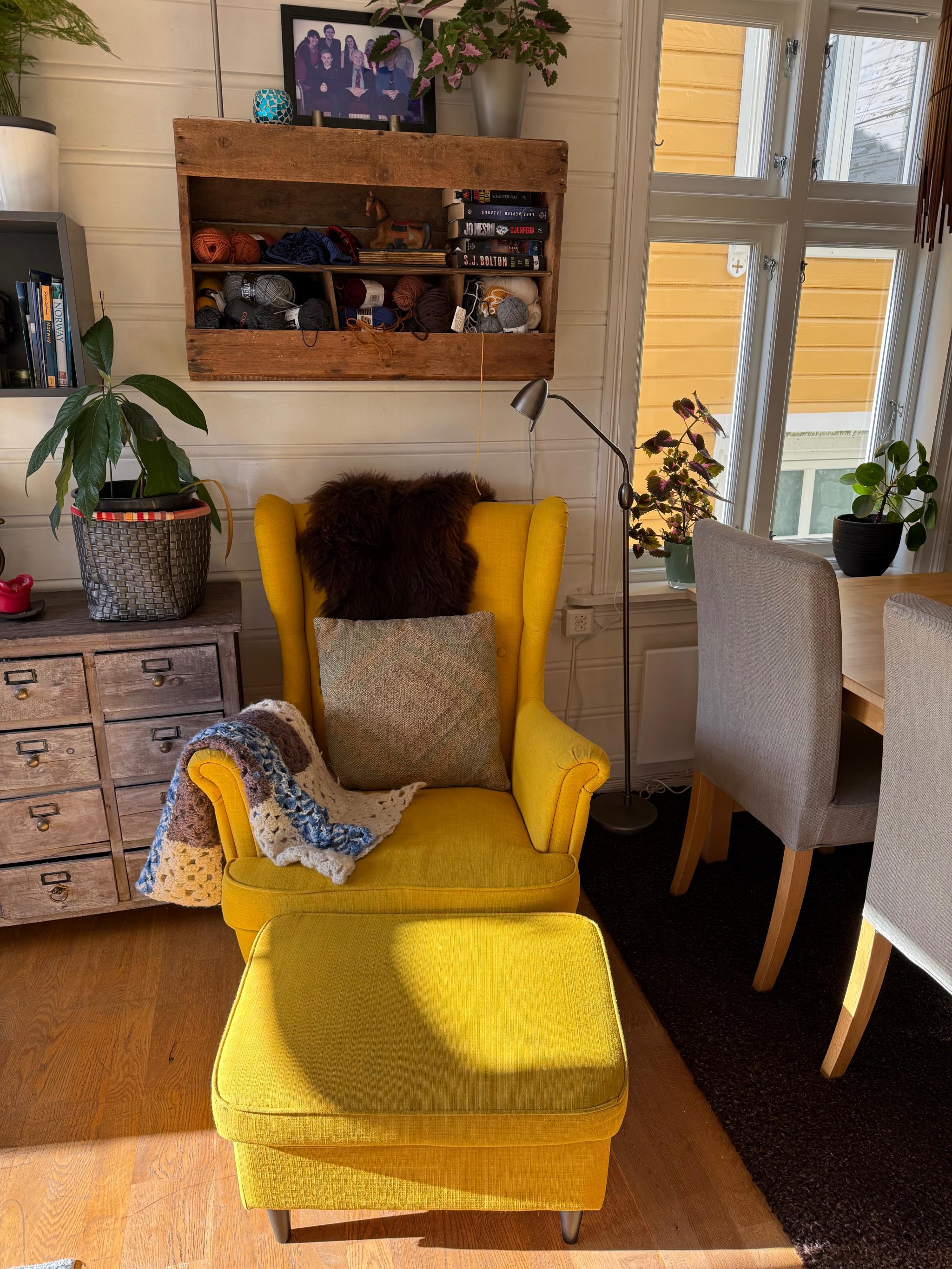 Denne godstolen er perfekt til å se inn i flammene på peisen på kalde dager