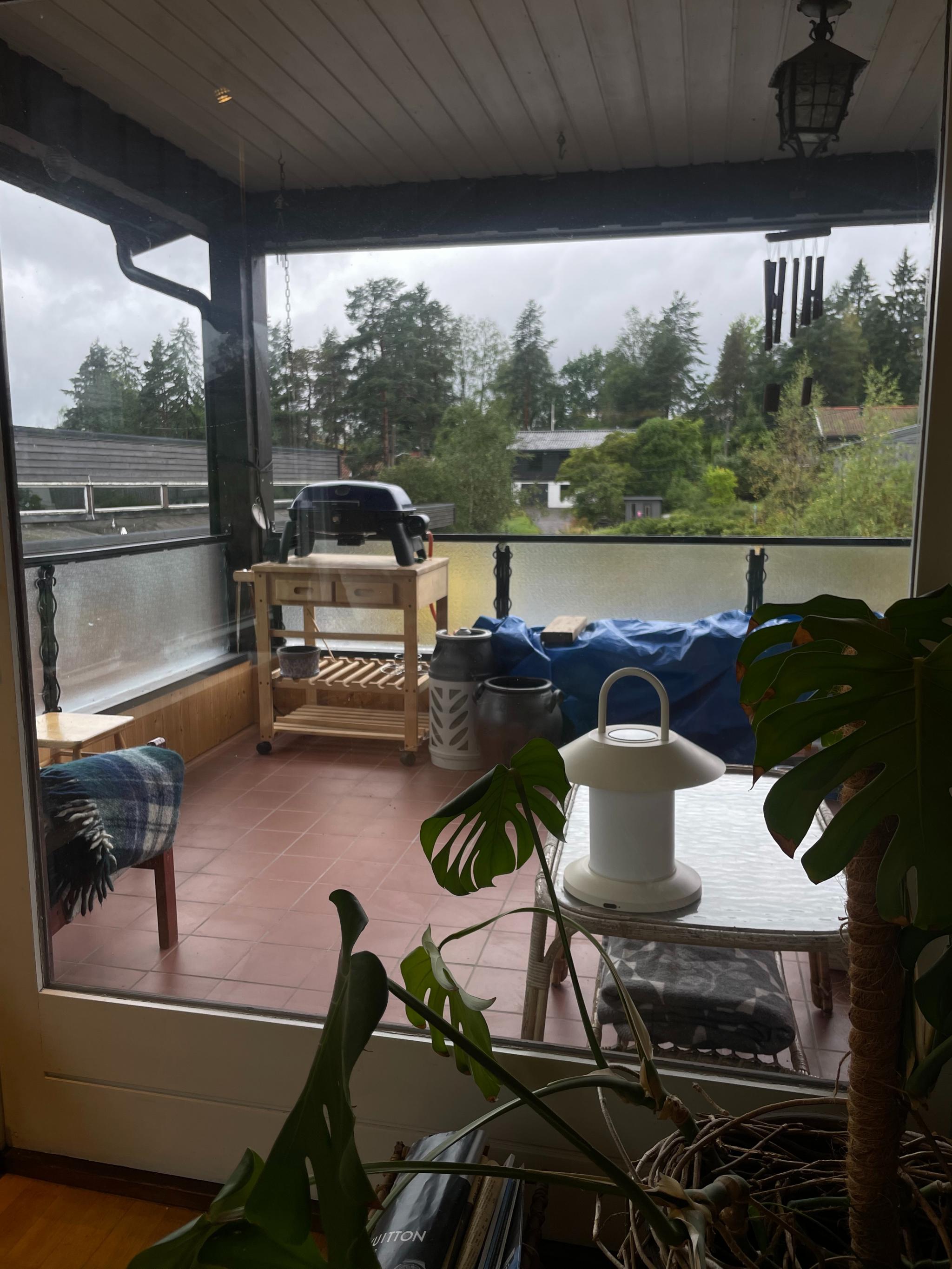 Deler av balkongen, og utgang med skyvedør