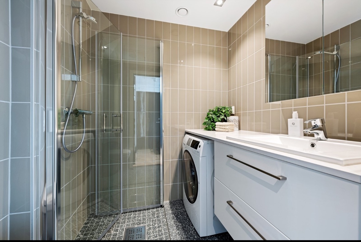 Bad (toalett er ikke på bildet men den er rett ovenfor vasken)