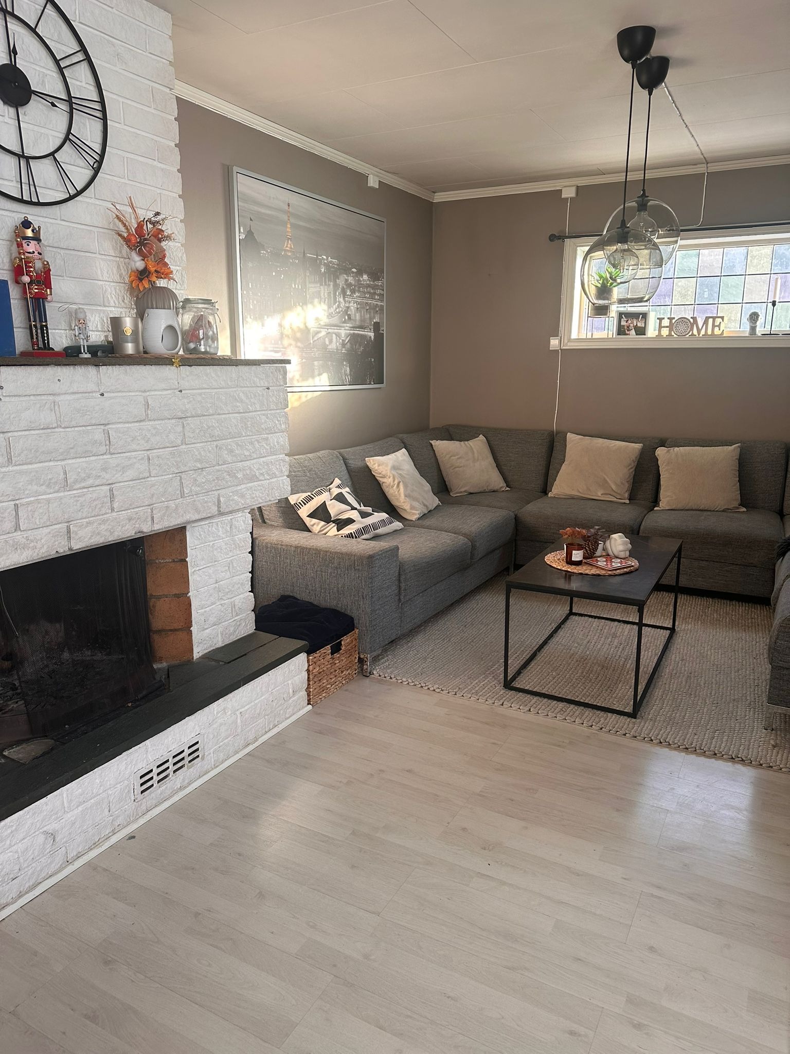 Stue i 1. etasje med peis