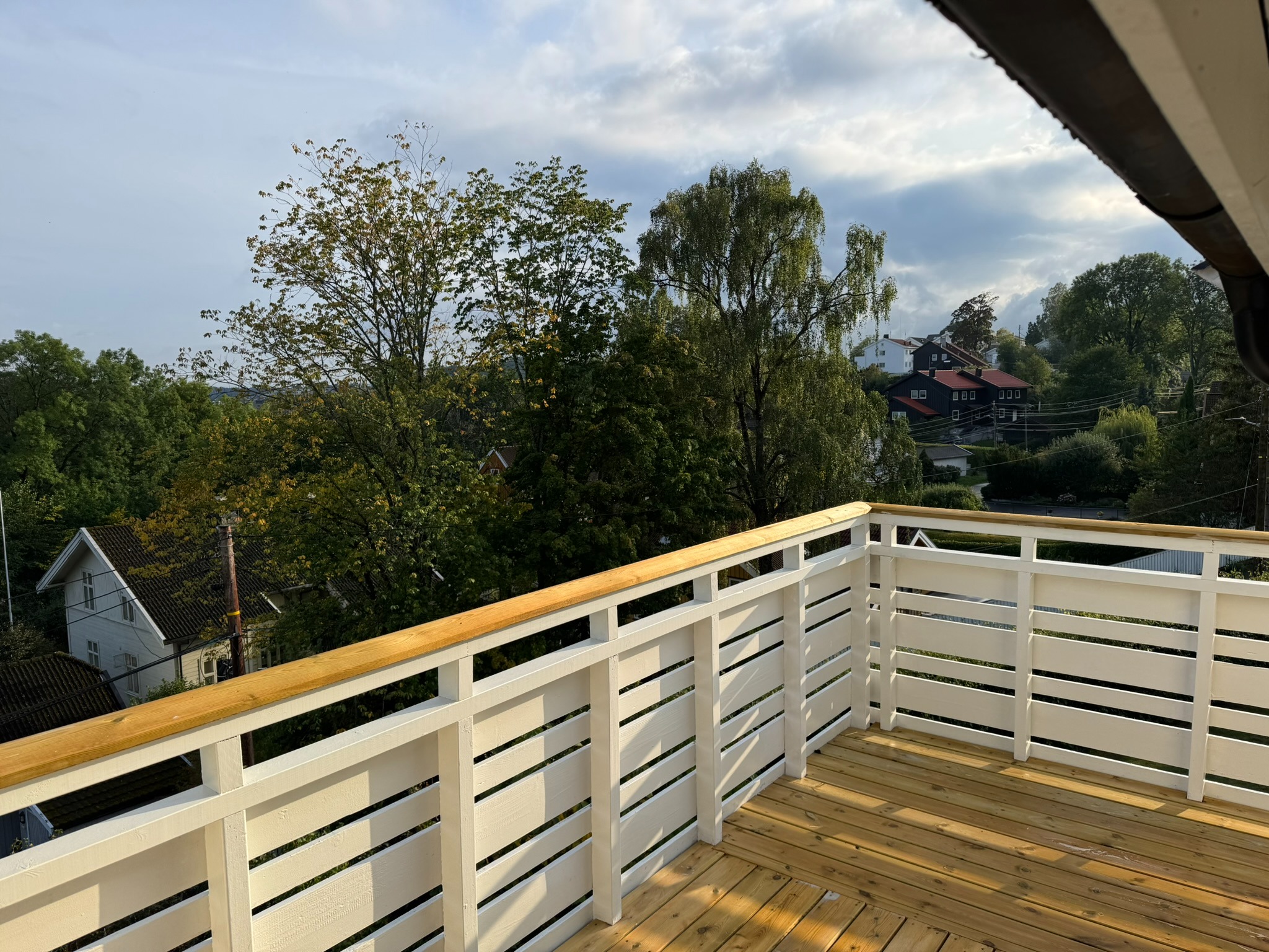 Høytliggende balkong med fin utsikt og sol hele dag/kveld