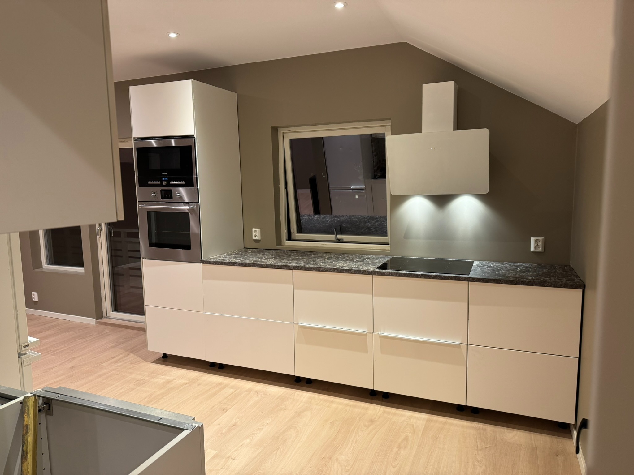 Åpen kjøkkenløsning med downlights