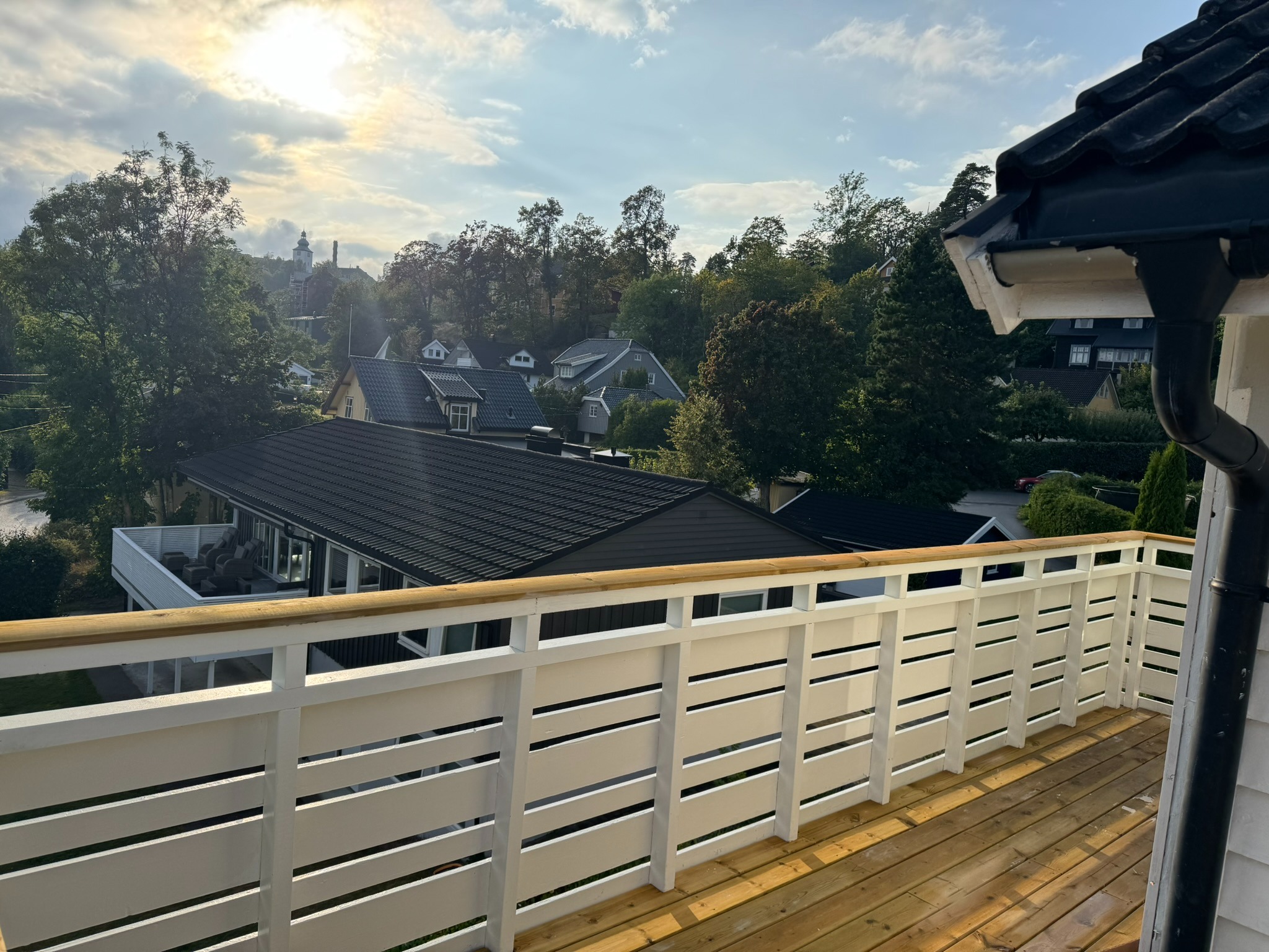 Høytliggende balkong med fin utsikt og sol hele dag/kveld