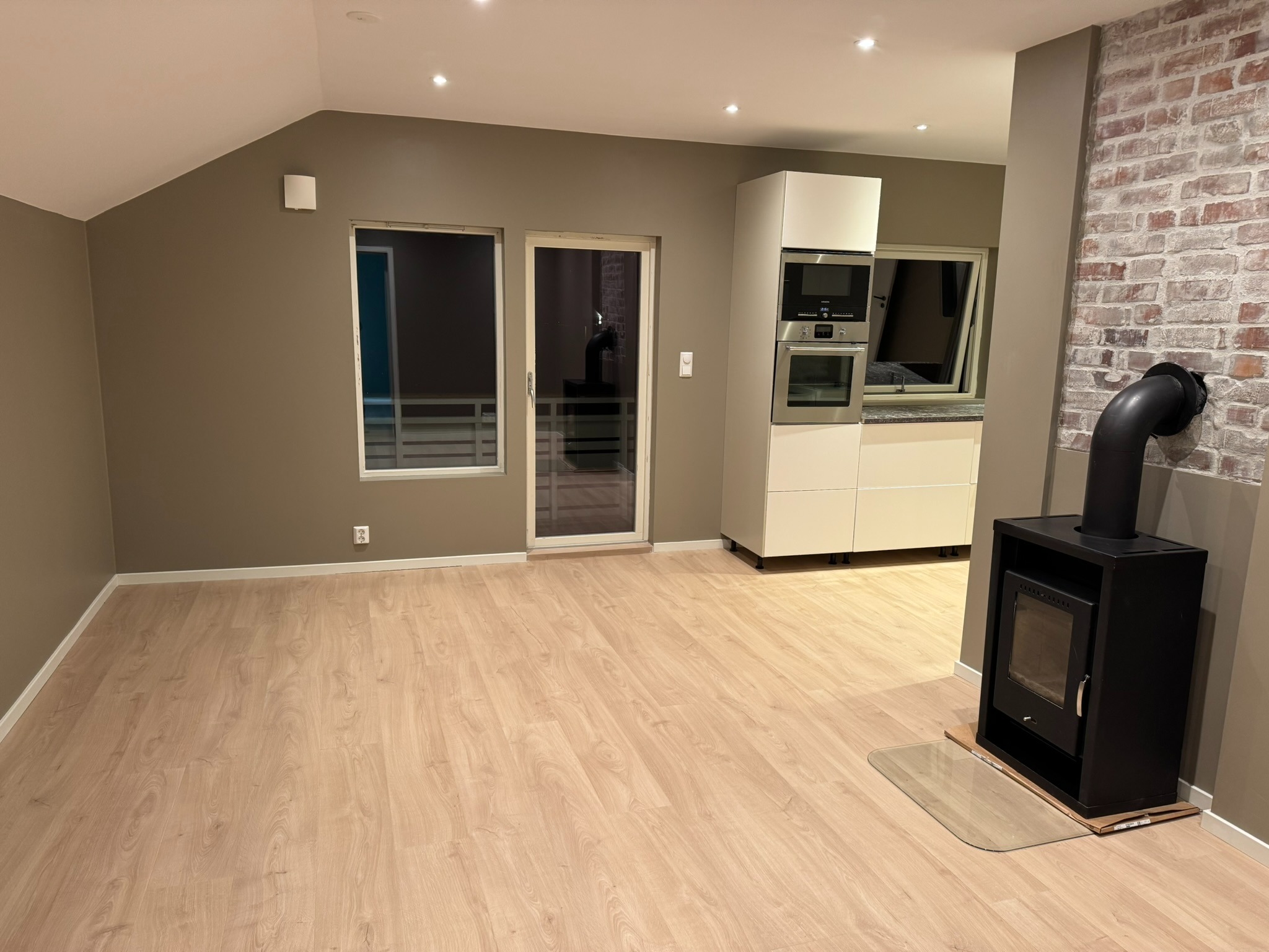 Stue med koselig peis 