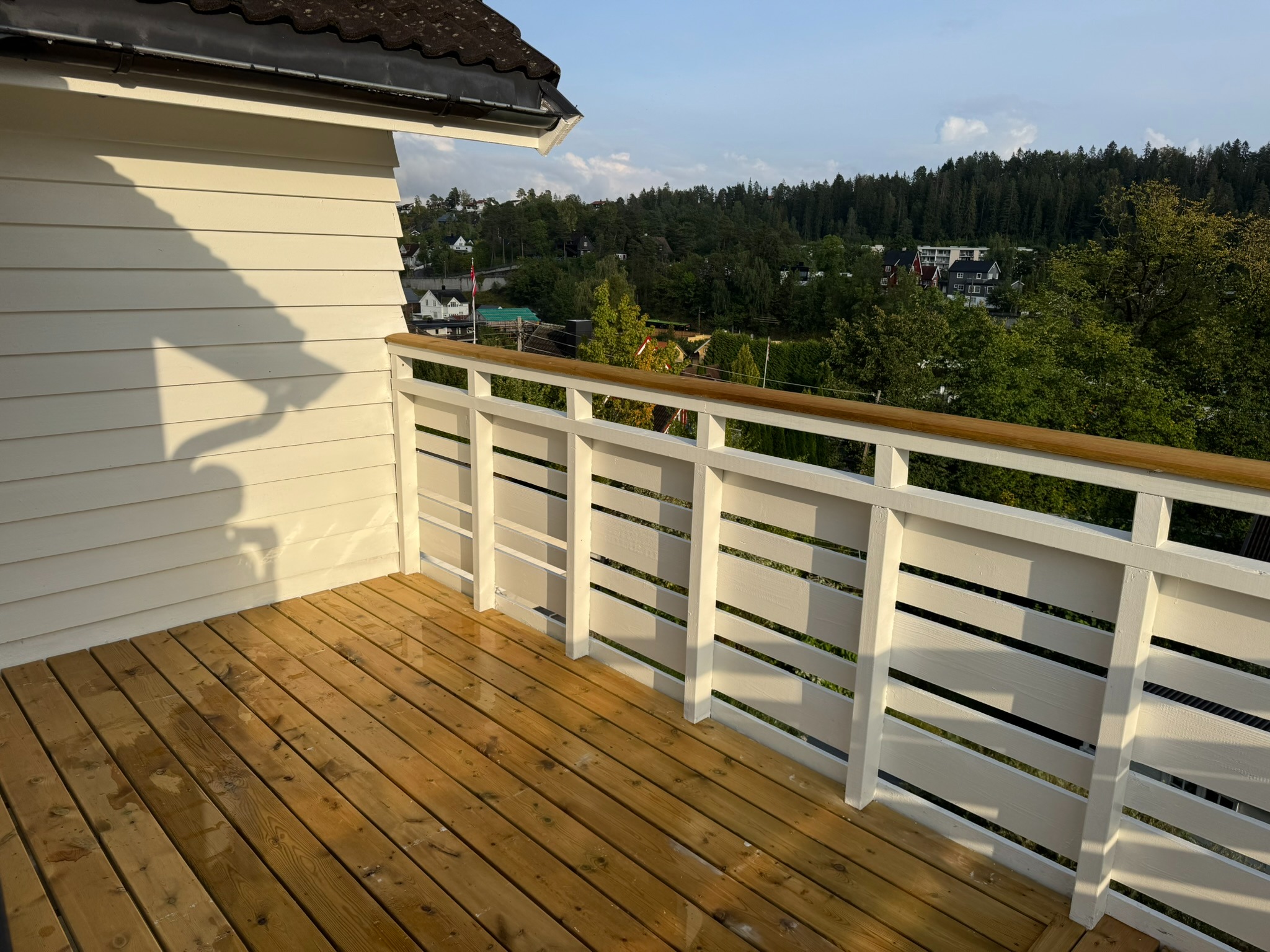 Høytliggende balkong med fin utsikt og sol hele dag/kveld