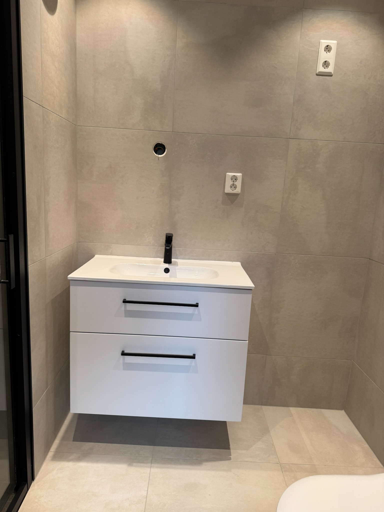 Bad med servantskap (lyspeil vil bli montert)