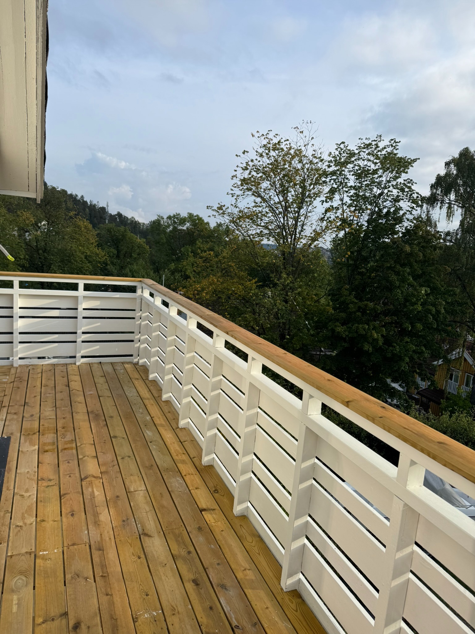 Høytliggende balkong med fin utsikt og sol hele dag/kveld