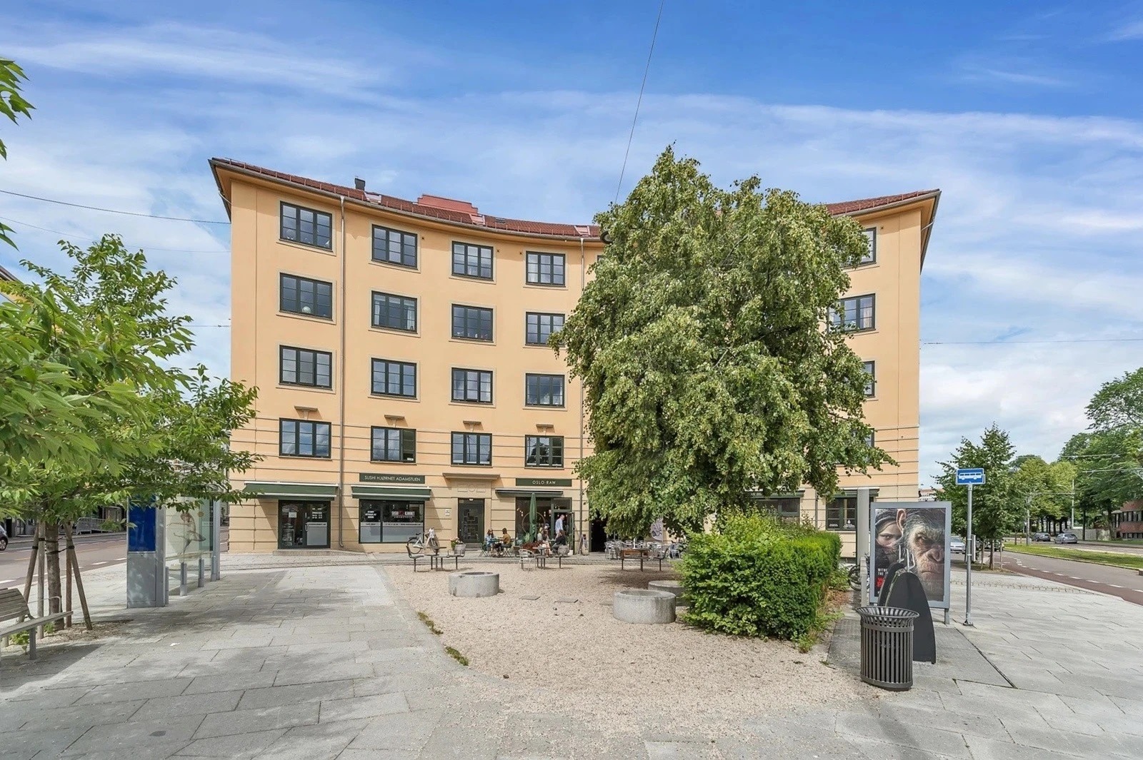 Adamstuen er neste stopp på trikken, med bakere, sushi, vinbar og kafé.