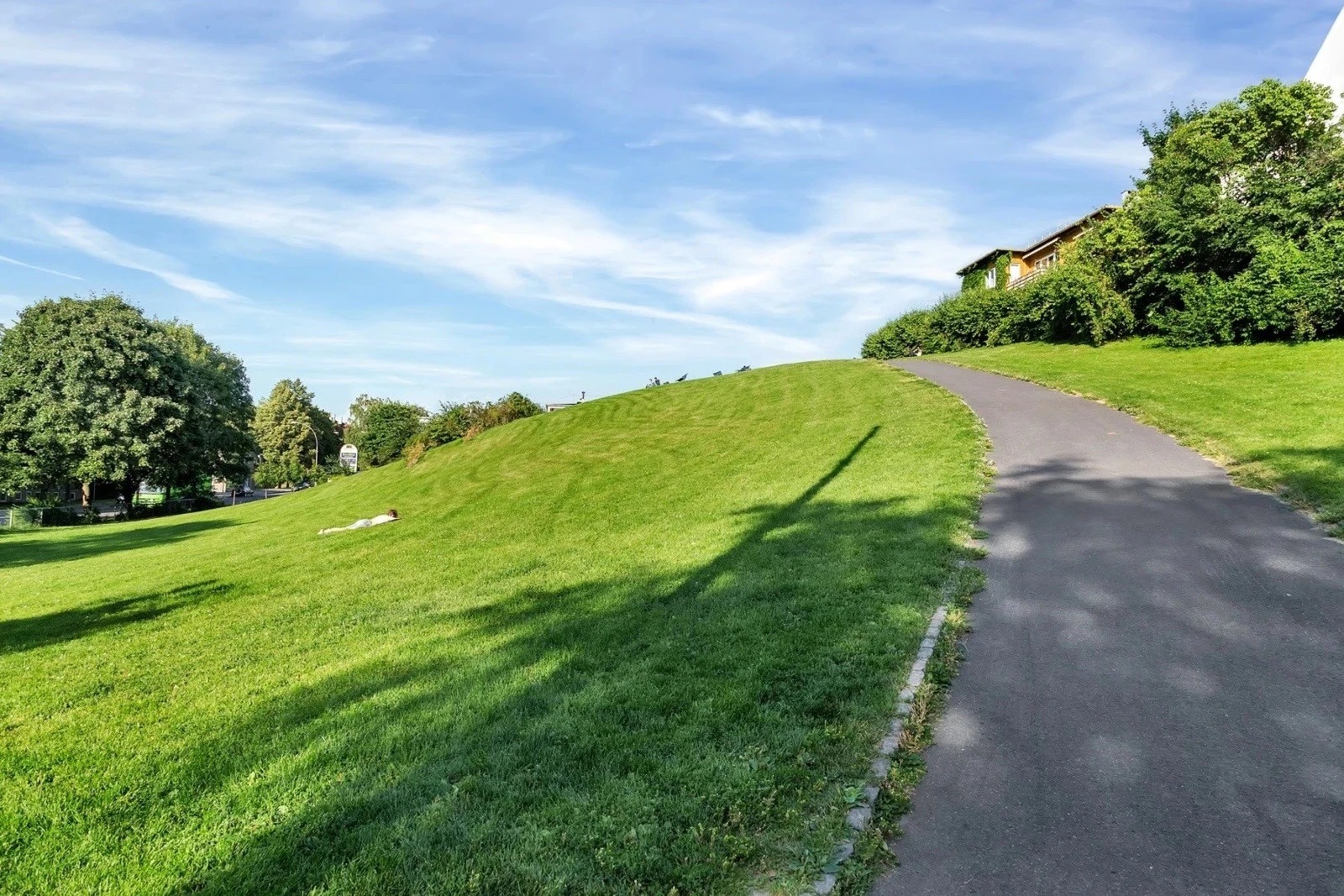Stensparken har både uteservering om sommeren, og byr på fine gåturer og løpeturer året rundt.