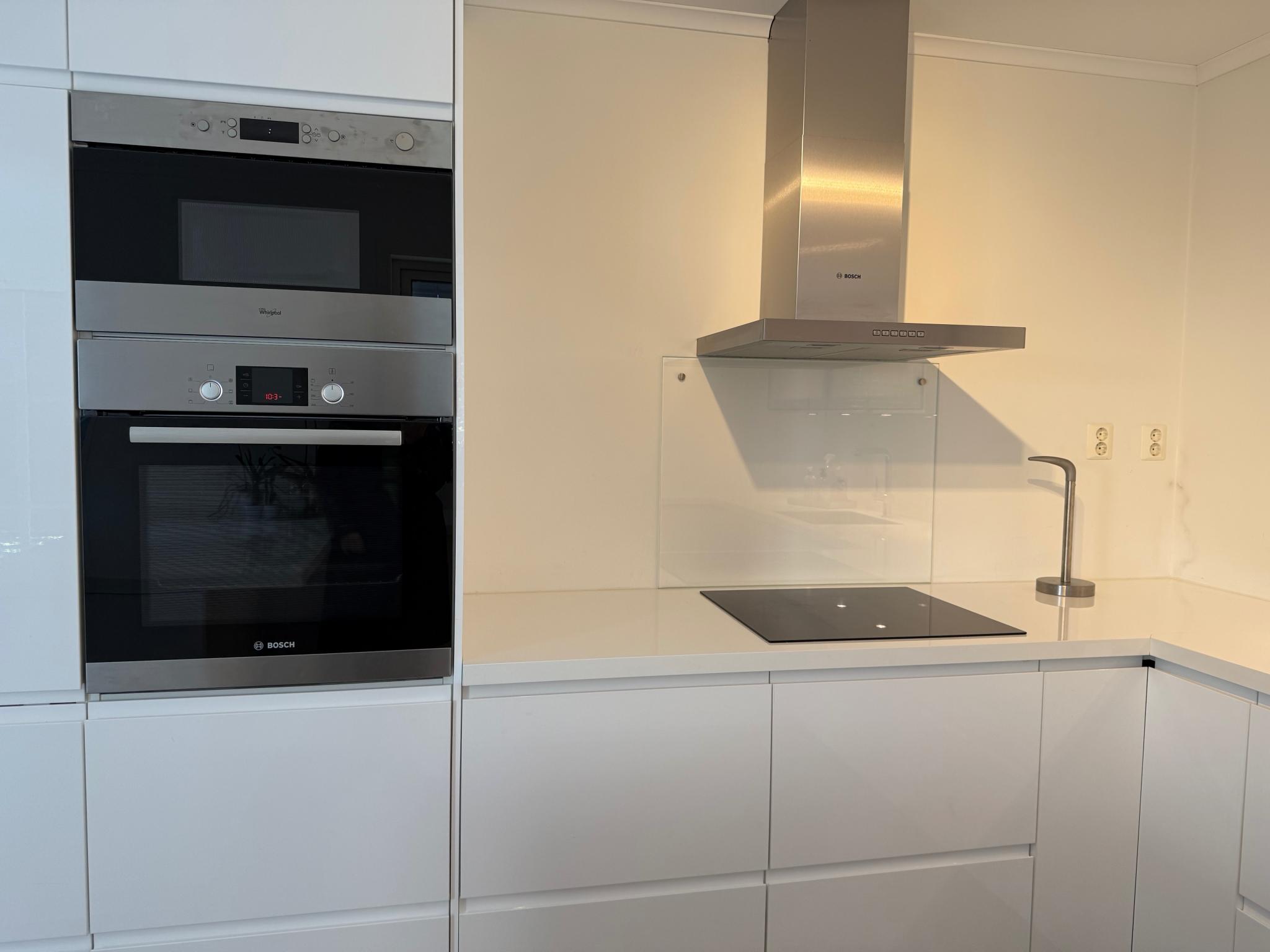 Innebygd stekeovn og mikrobølgeovn. 
