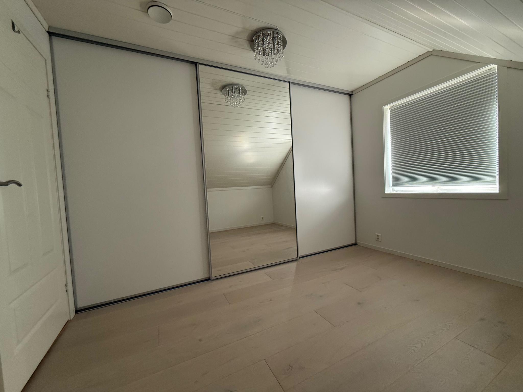 Hovedsoverom. 
Stor skyvedørsgarderobe. 