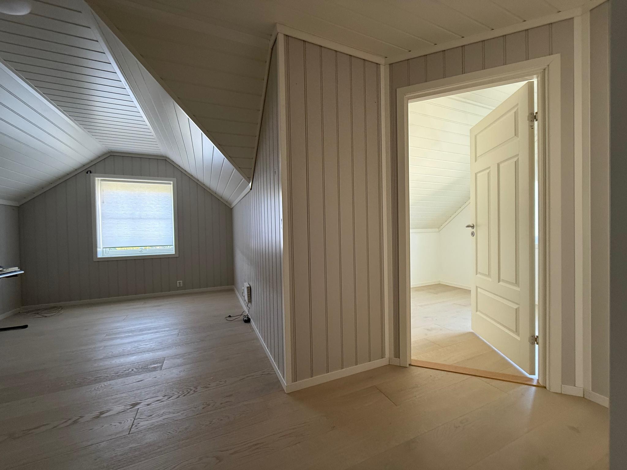 Loftstue med god plass til stor sofa, tv-benk.