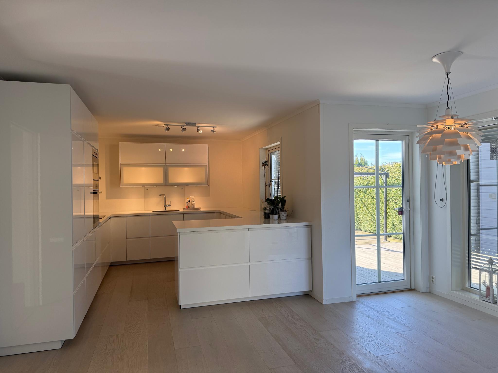 Utgang til stor og usjenert veranda med dag- og kveldssol. 