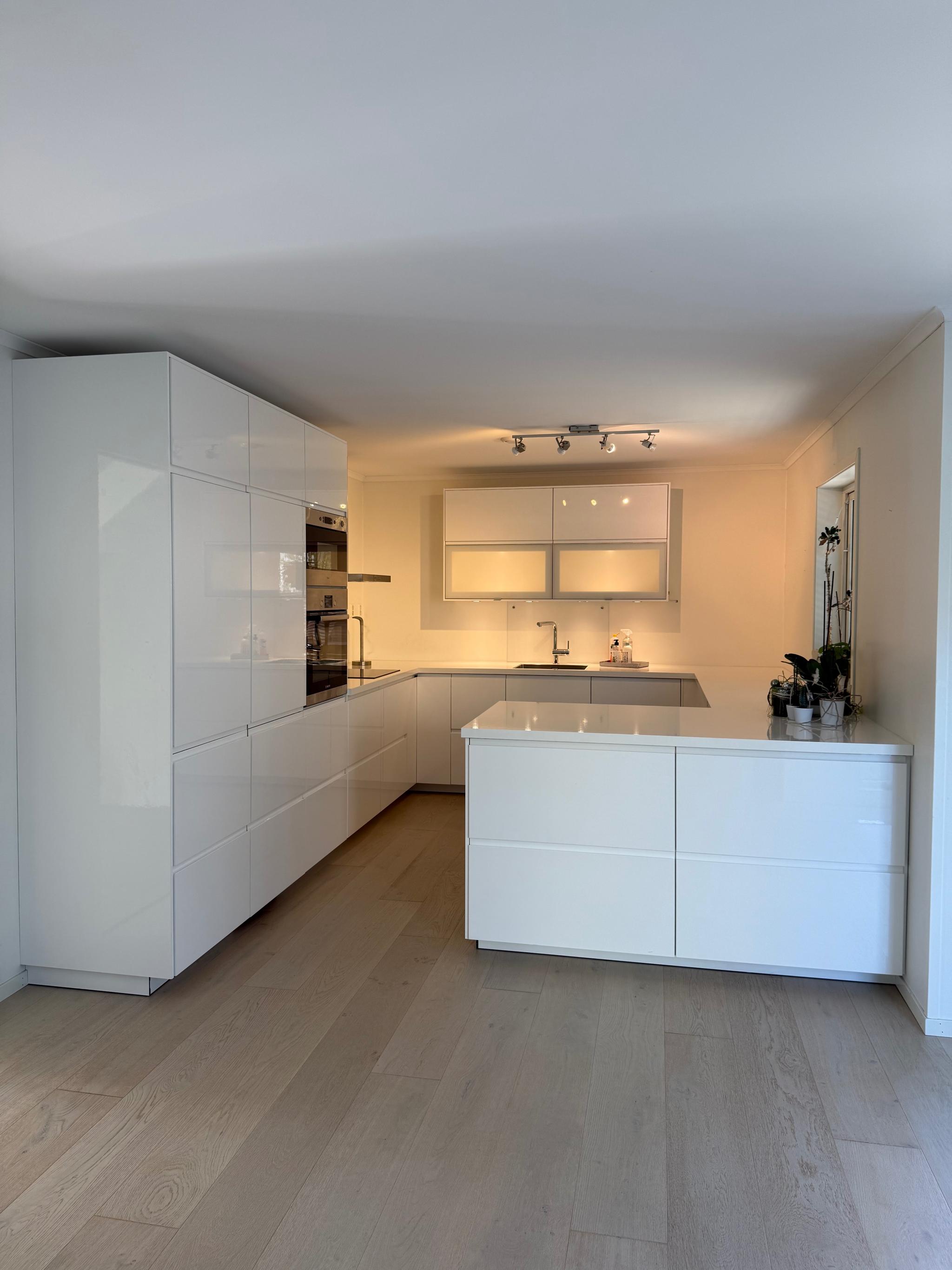 Moderne og romslig kjøkken med mye oppbevaring. 