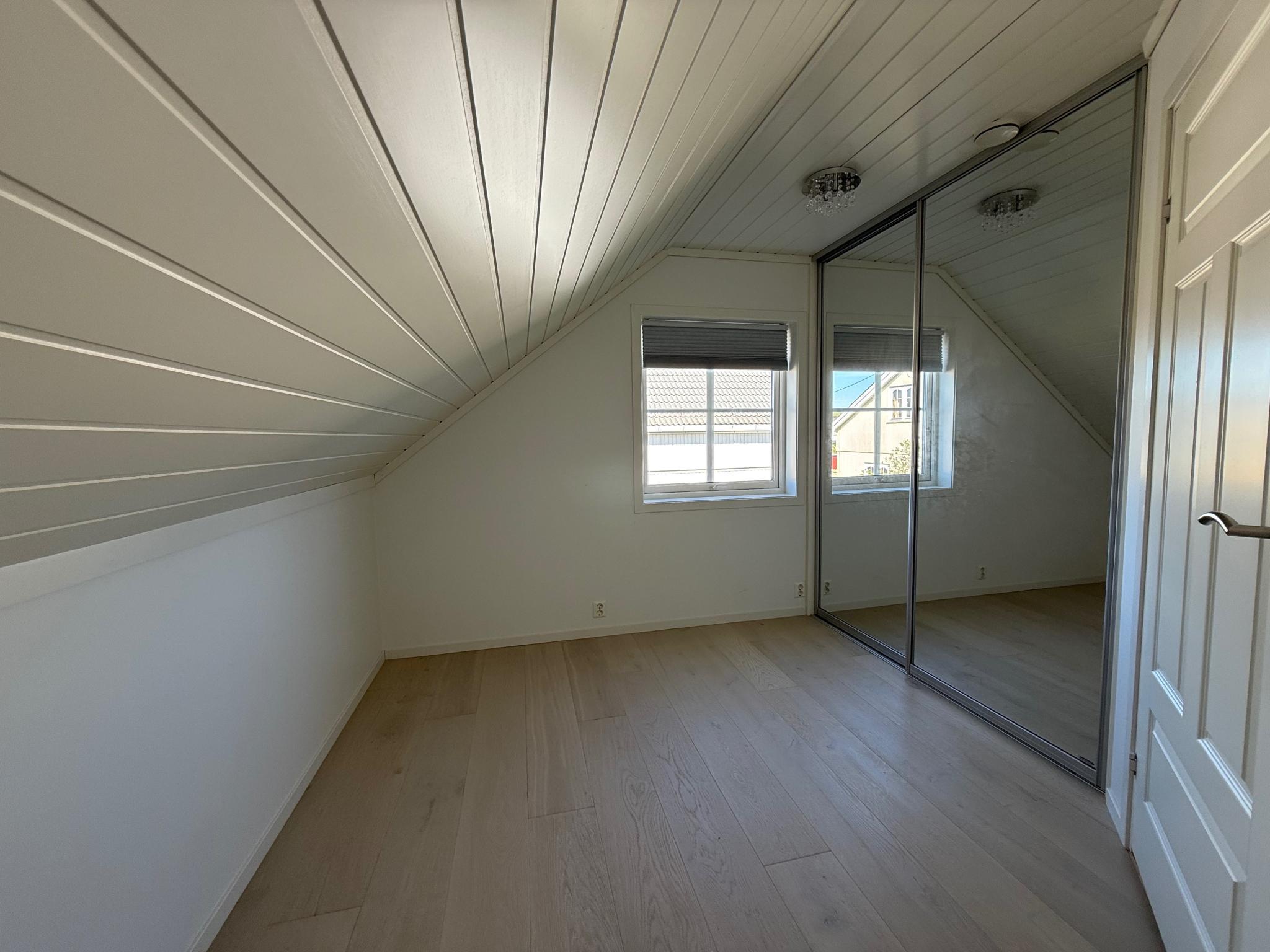 Romslige speilgarderober på alle soverom. 
Plass til dobbeltseng på alle soverom. 